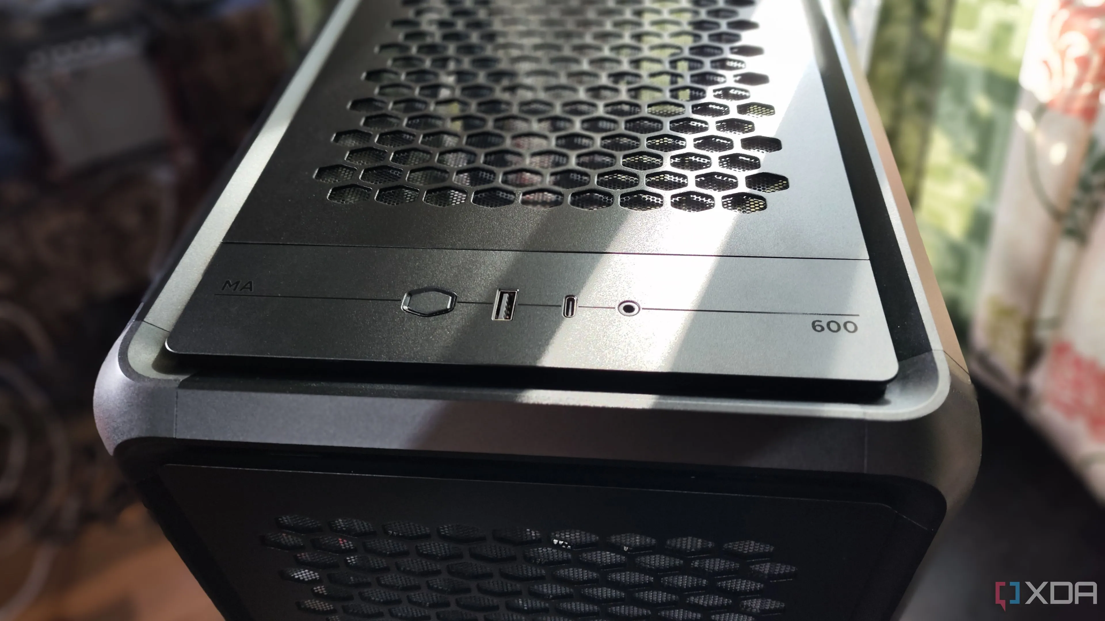 Cận cảnh các cổng I/O hạn chế trên Cooler Master MasterFrame 600