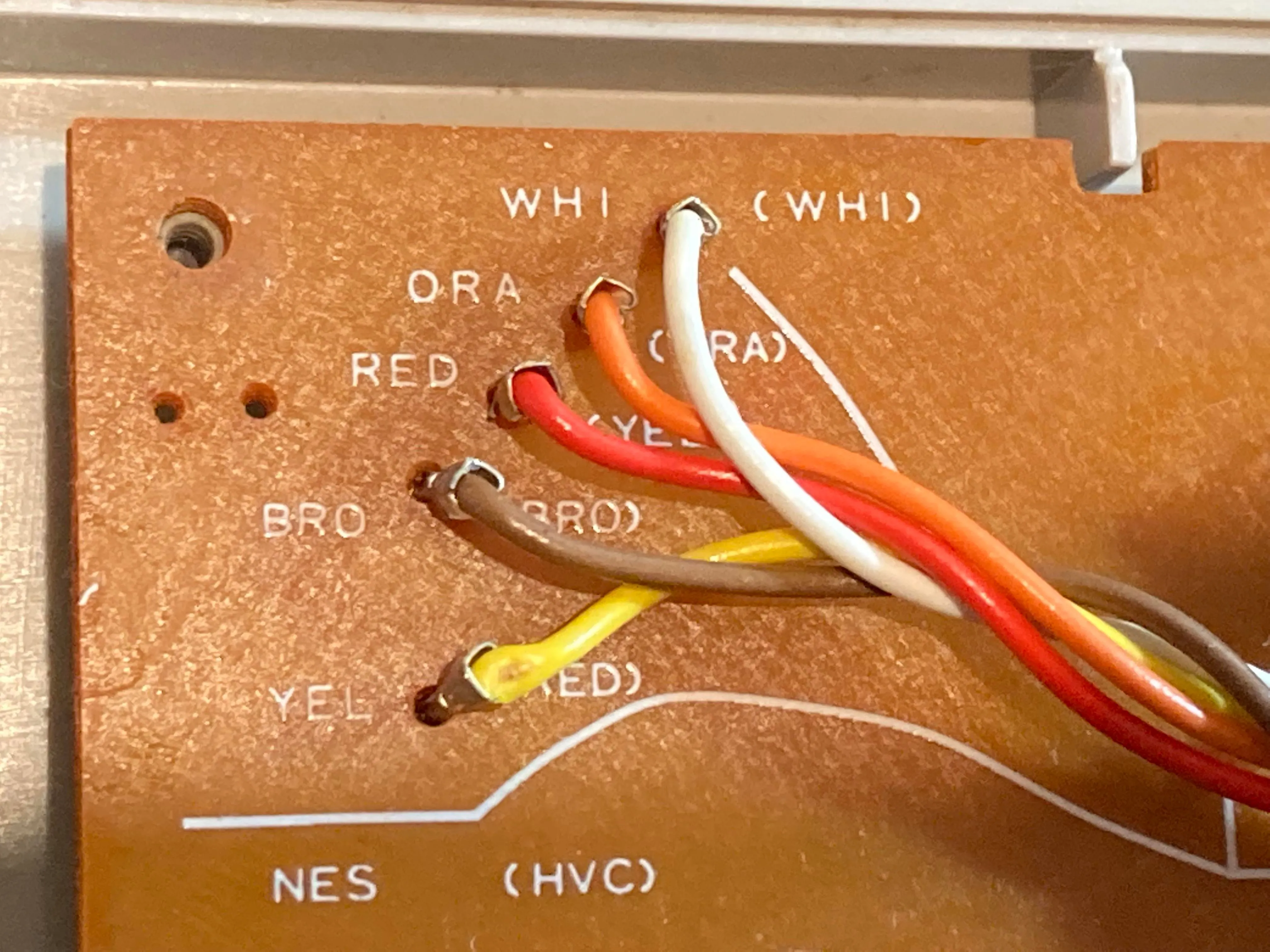 Cận cảnh các kết nối dây cáp trên bo mạch PCB của tay cầm NES, bao gồm dây nguồn, đất, Clock, Latch và Data.