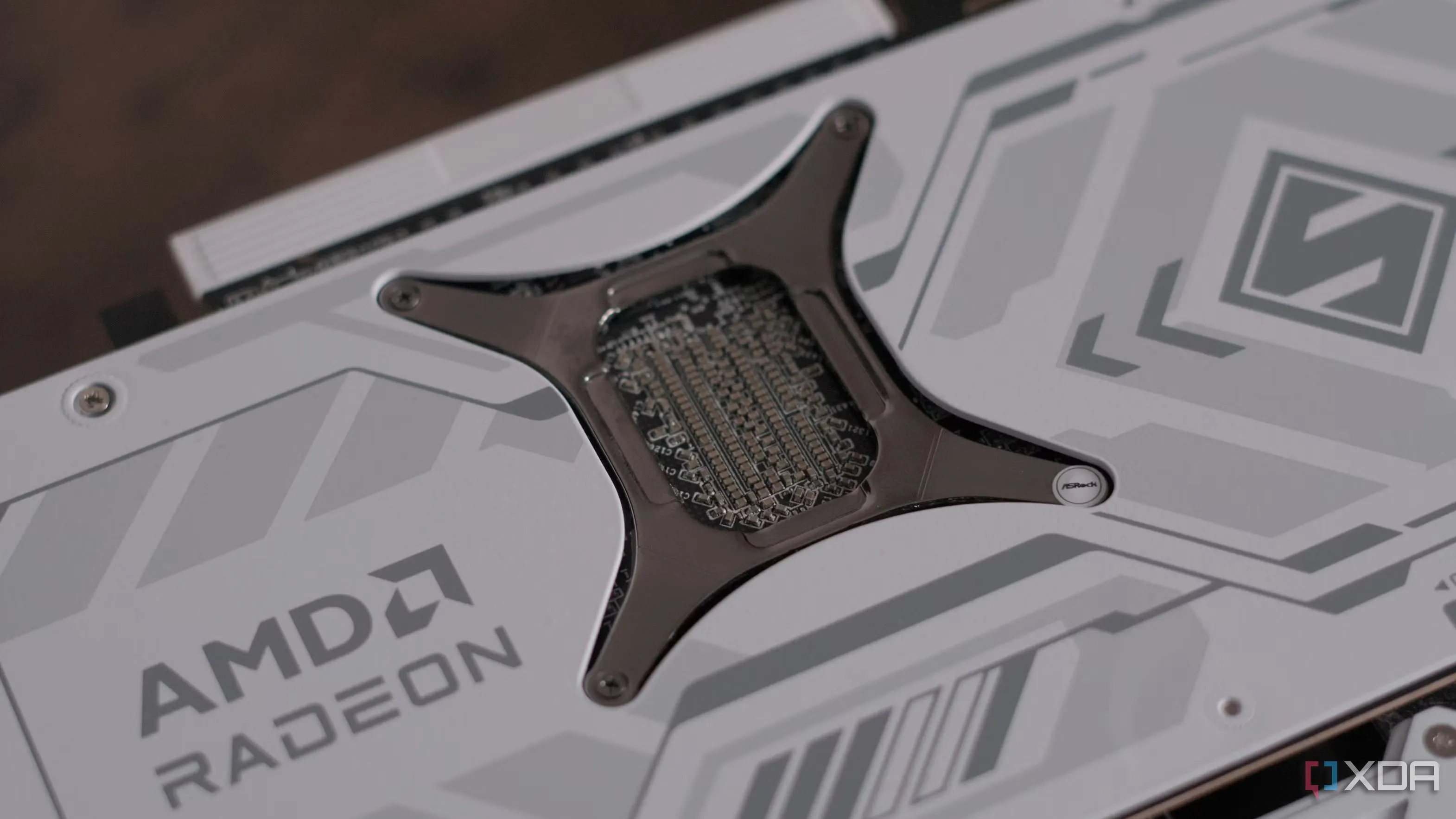 Cận cảnh card đồ họa ASRock Radeon RX 9070 Steel Legend