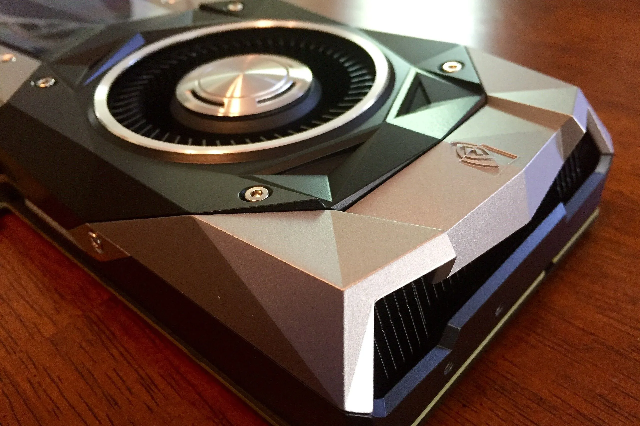 Cận cảnh card đồ họa GTX 1080 Ti Founder's Edition, một GPU vẫn còn mạnh mẽ nhưng có thể cần nâng cấp theo tiêu chuẩn game hiện đại.