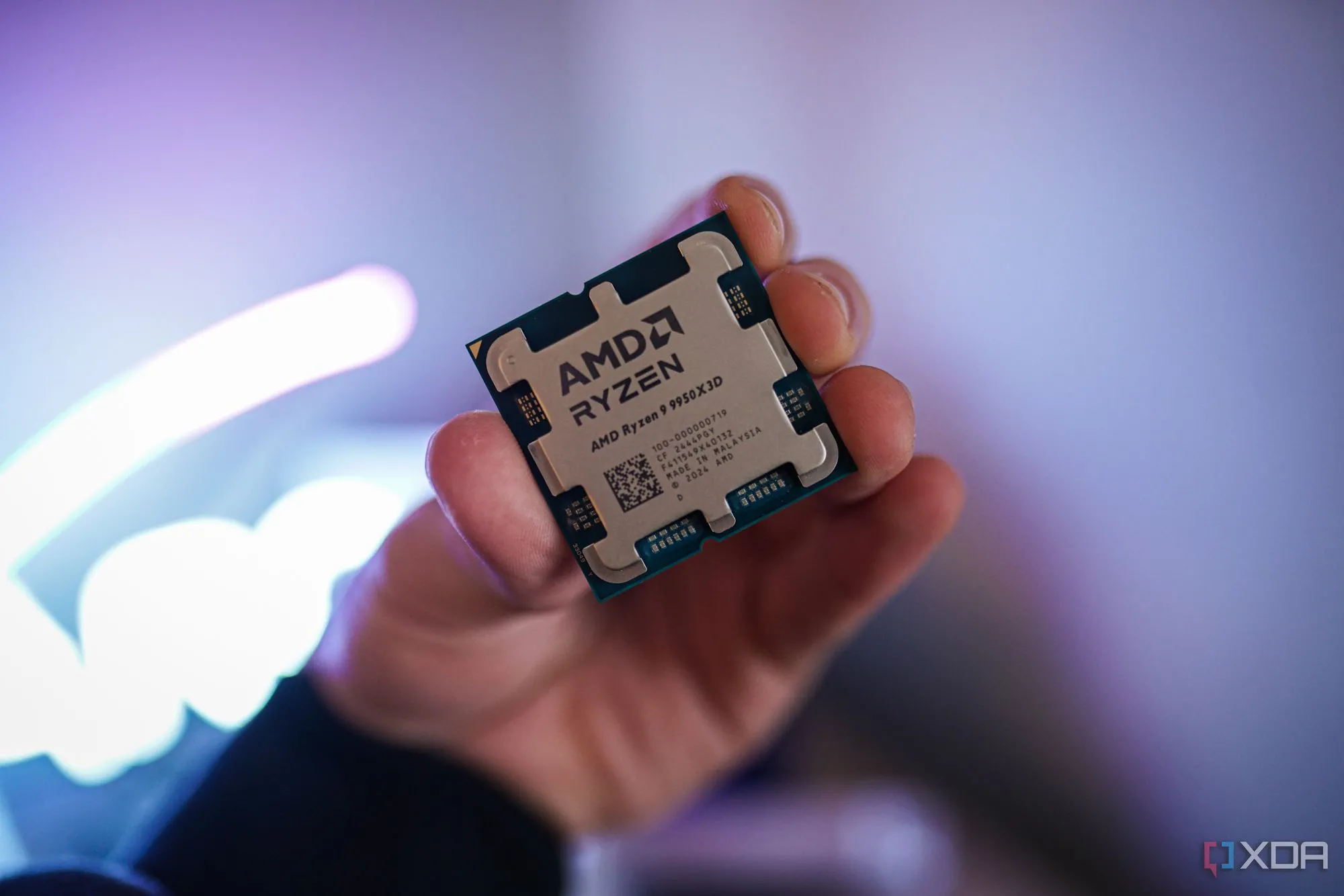 Cận cảnh CPU AMD Ryzen 9 9950X3D, đại diện cho dòng chip chơi game cao cấp