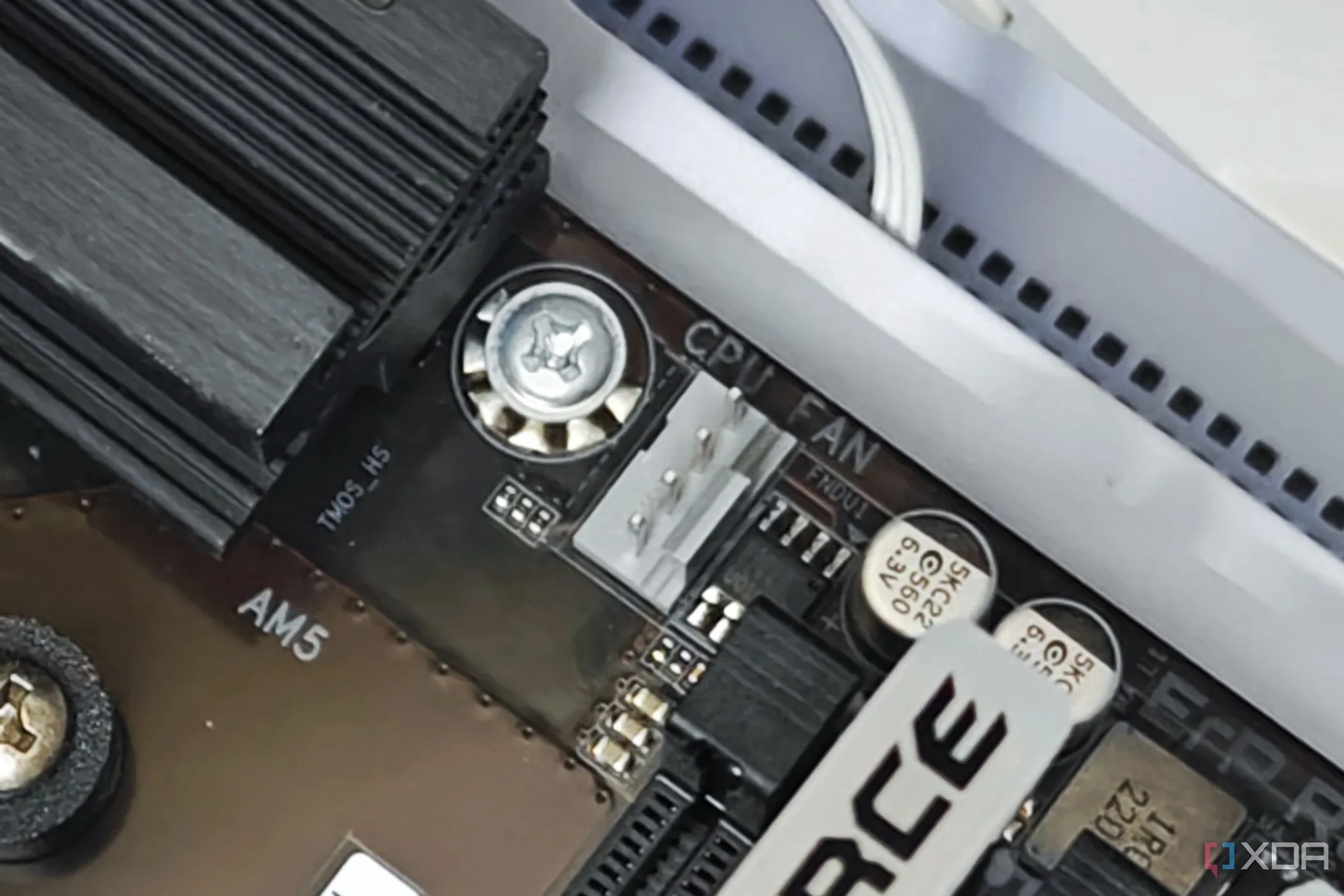 Cận cảnh đầu cắm CPU FAN trên bo mạch chủ AM5