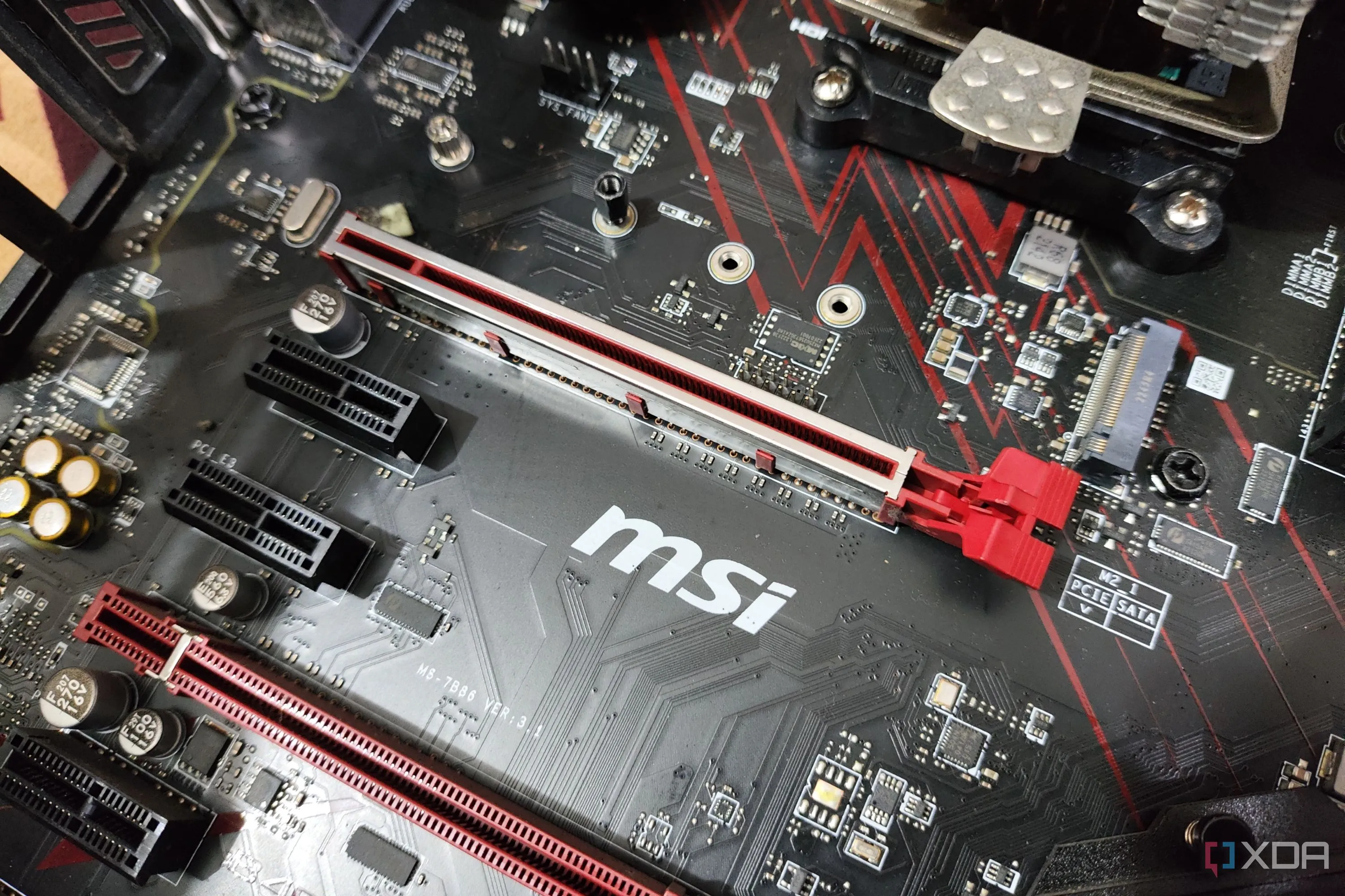 Cận cảnh khe cắm PCIe x16 trên bo mạch chủ, nơi gắn các loại card đồ họa từ PCIe 3.0 đến PCIe 5.0.