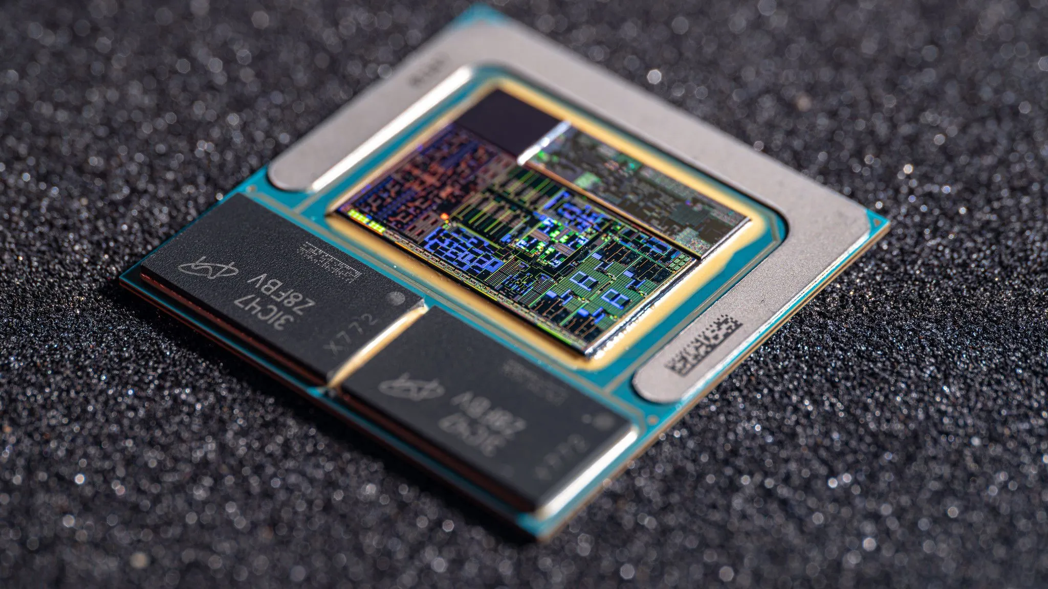 Cận cảnh kiến trúc chip Intel Lunar Lake với cấu hình 4+4, thể hiện sự tối ưu năng lượng để cạnh tranh trên thị trường laptop.