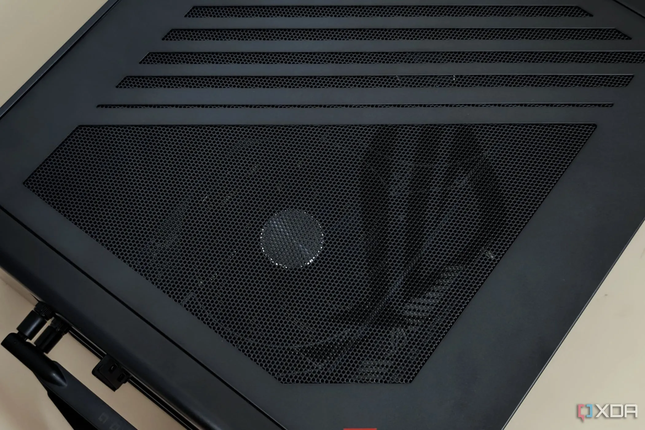 Cận cảnh mặt bên của máy tính để bàn ASUS ROG G22CH SFF, thể hiện thiết kế nhỏ gọn tối ưu không gian.