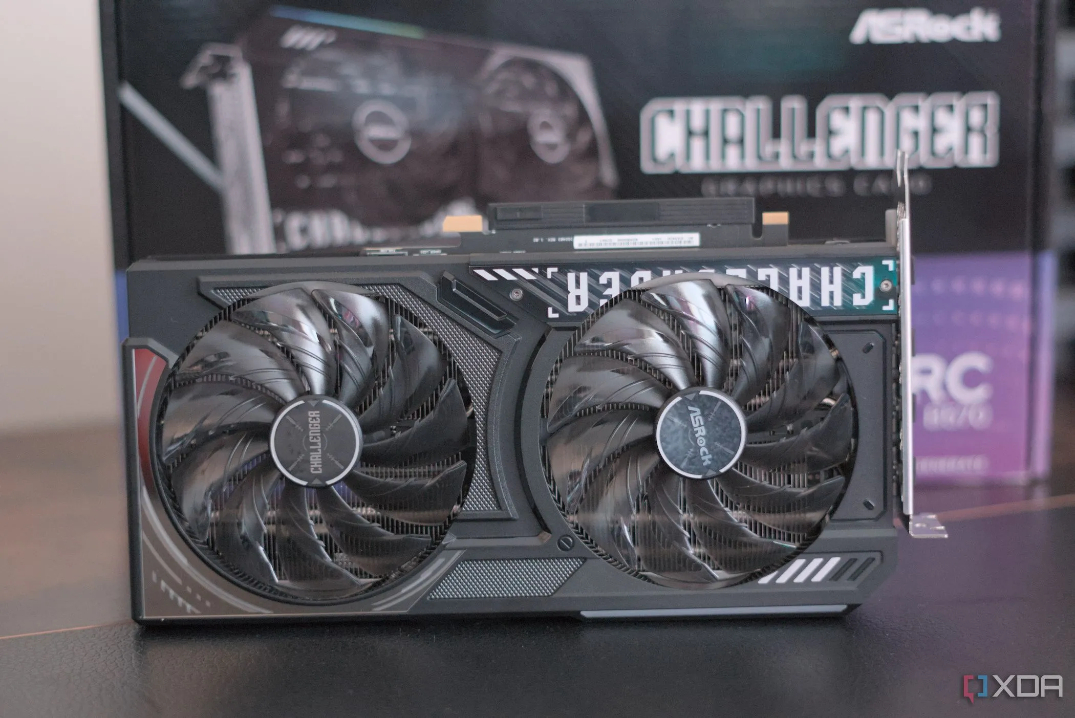 Cận cảnh mặt trước card đồ họa ASRock Intel Arc B570 Challenger và hệ thống quạt tản nhiệt hiệu quả