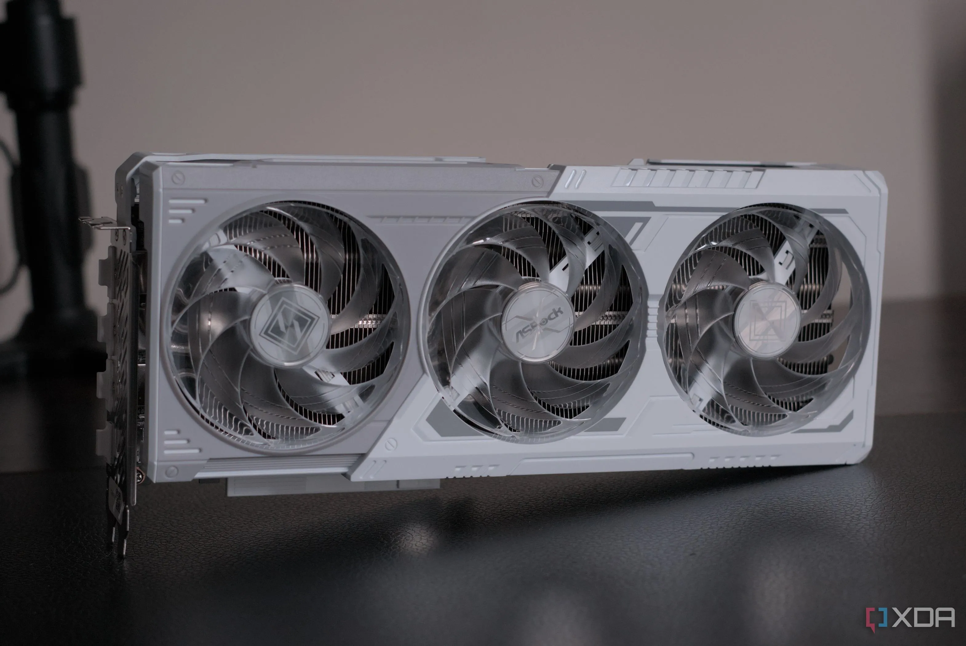 Cận cảnh mặt trước và cạnh bên của card đồ họa ASRock Radeon RX 9070 Steel Legend