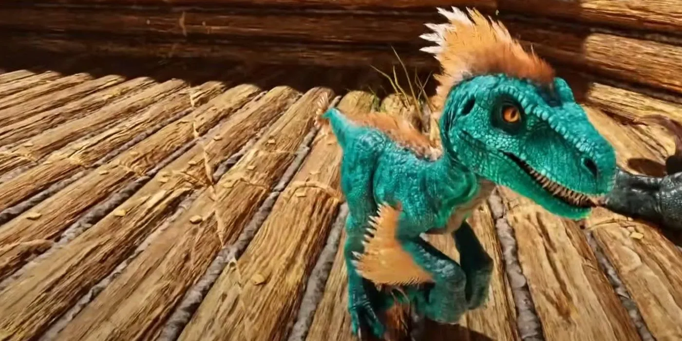 Cận cảnh một con raptor xanh lam với các điểm nhấn màu cam trong Ark: Survival Ascended