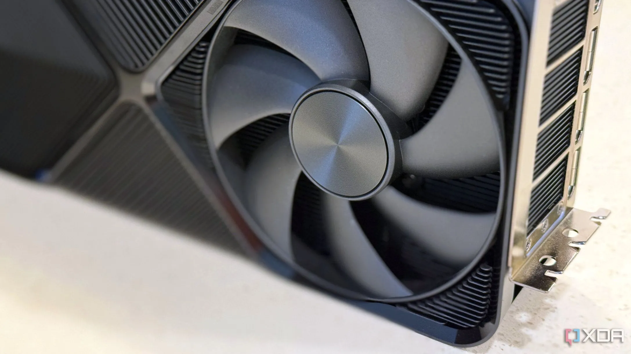 Cận cảnh quạt tản nhiệt trên card đồ họa NVIDIA GeForce RTX 4080 SUPER FE, minh họa cho dòng GPU vẫn còn mạnh mẽ nhờ DLSS.