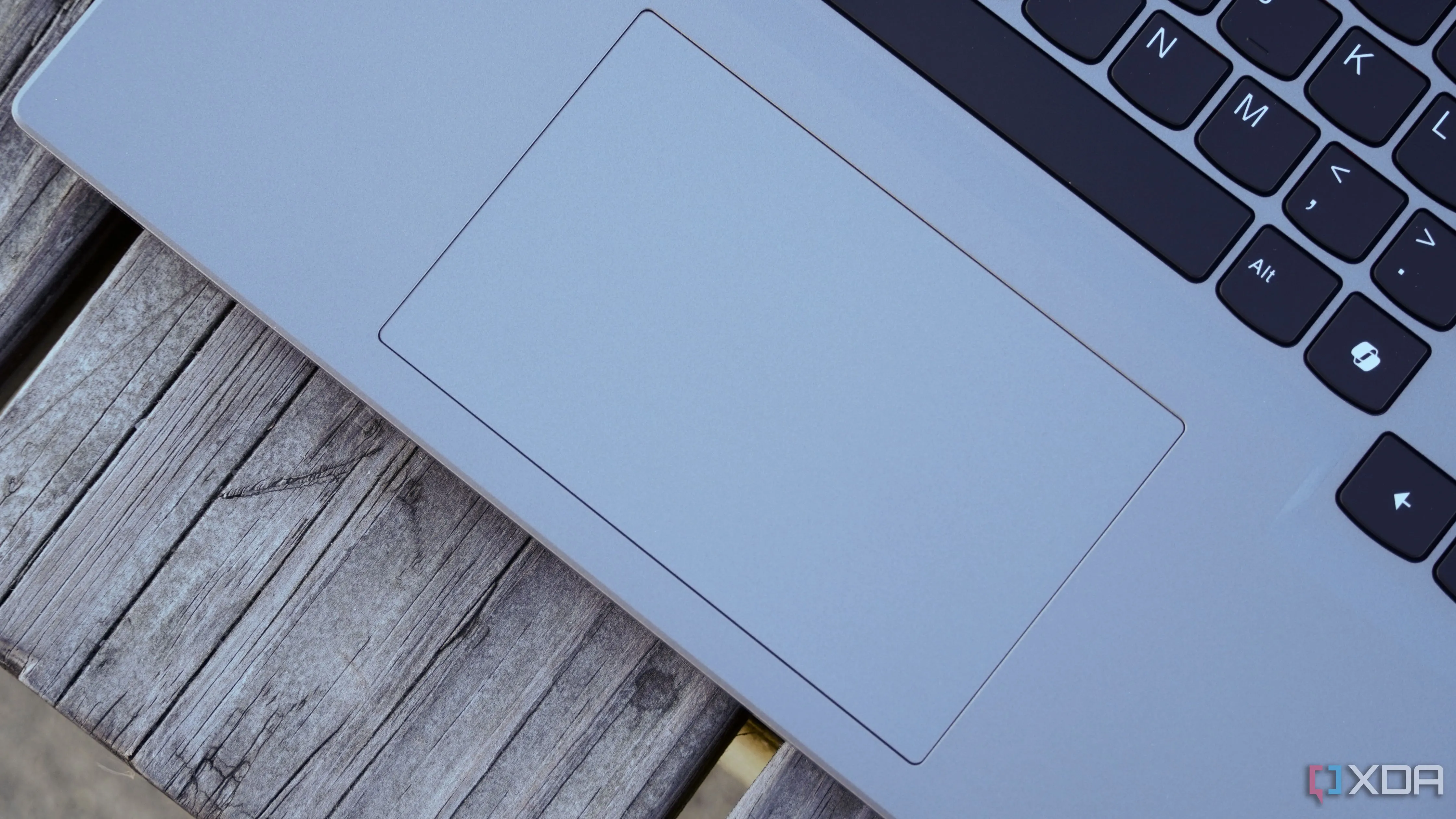 Cận cảnh touchpad laptop, minh họa khu vực tương tác để thực hiện các cử chỉ cảm ứng trên Linux Mint.