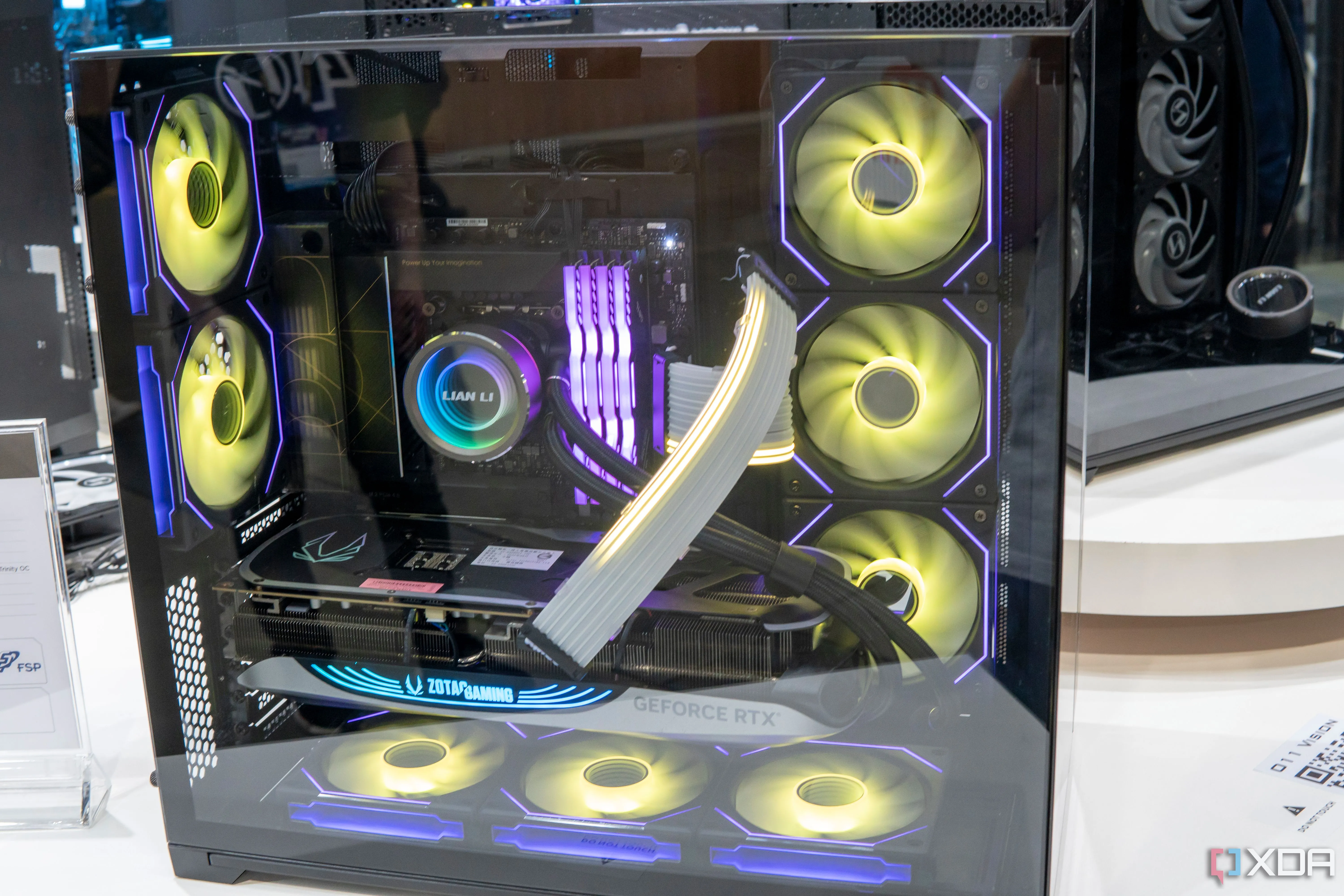 Cạnh bên của case Lian Li O11 Vision, minh họa thiết kế luồng khí đa dạng cho PC.