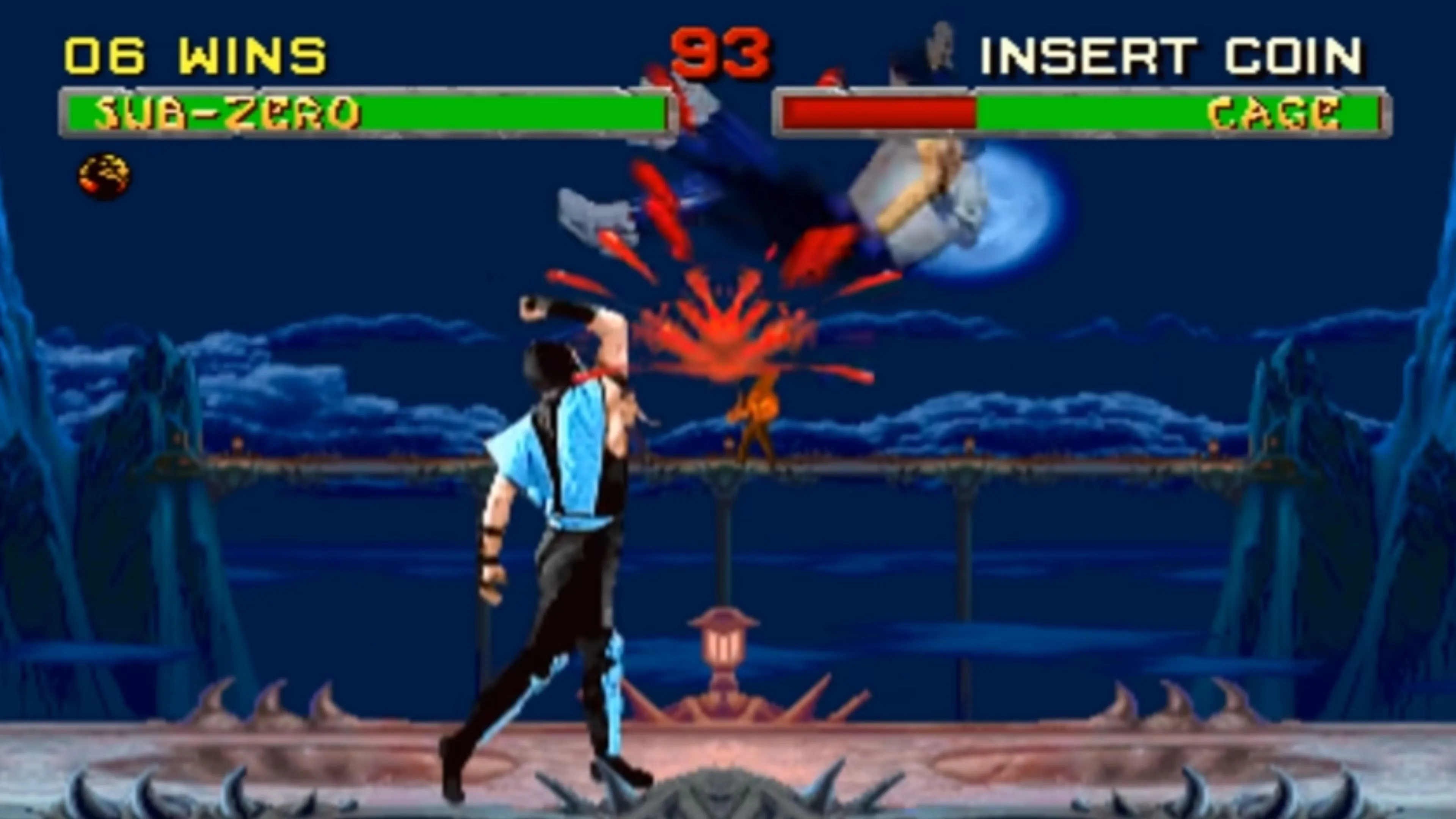 Cảnh chiến đấu kịch tính giữa hai nhân vật Sub-Zero và Johnny Cage trong game Mortal Kombat II