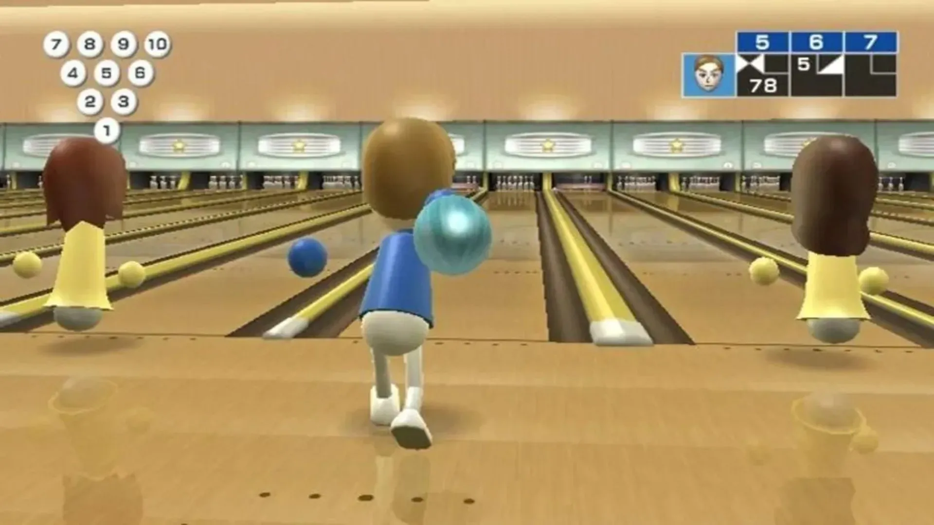 Cảnh chơi bowling trong game Wii Sports, thể hiện cơ chế điều khiển chuyển động trực quan.