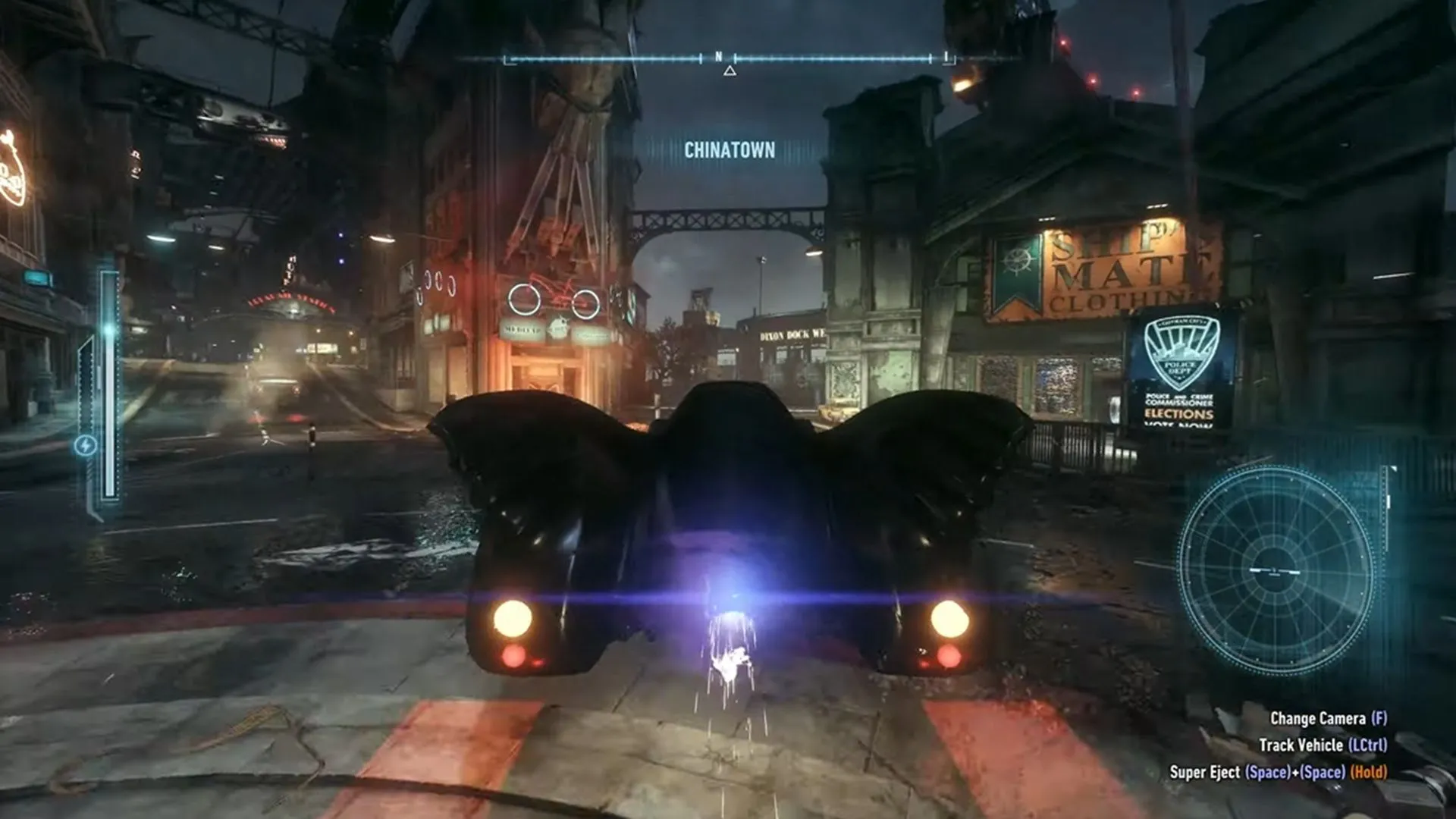 cảnh chơi game Batman: Arkham Knight, góc nhìn từ trên cao xuống một con phố Gotham