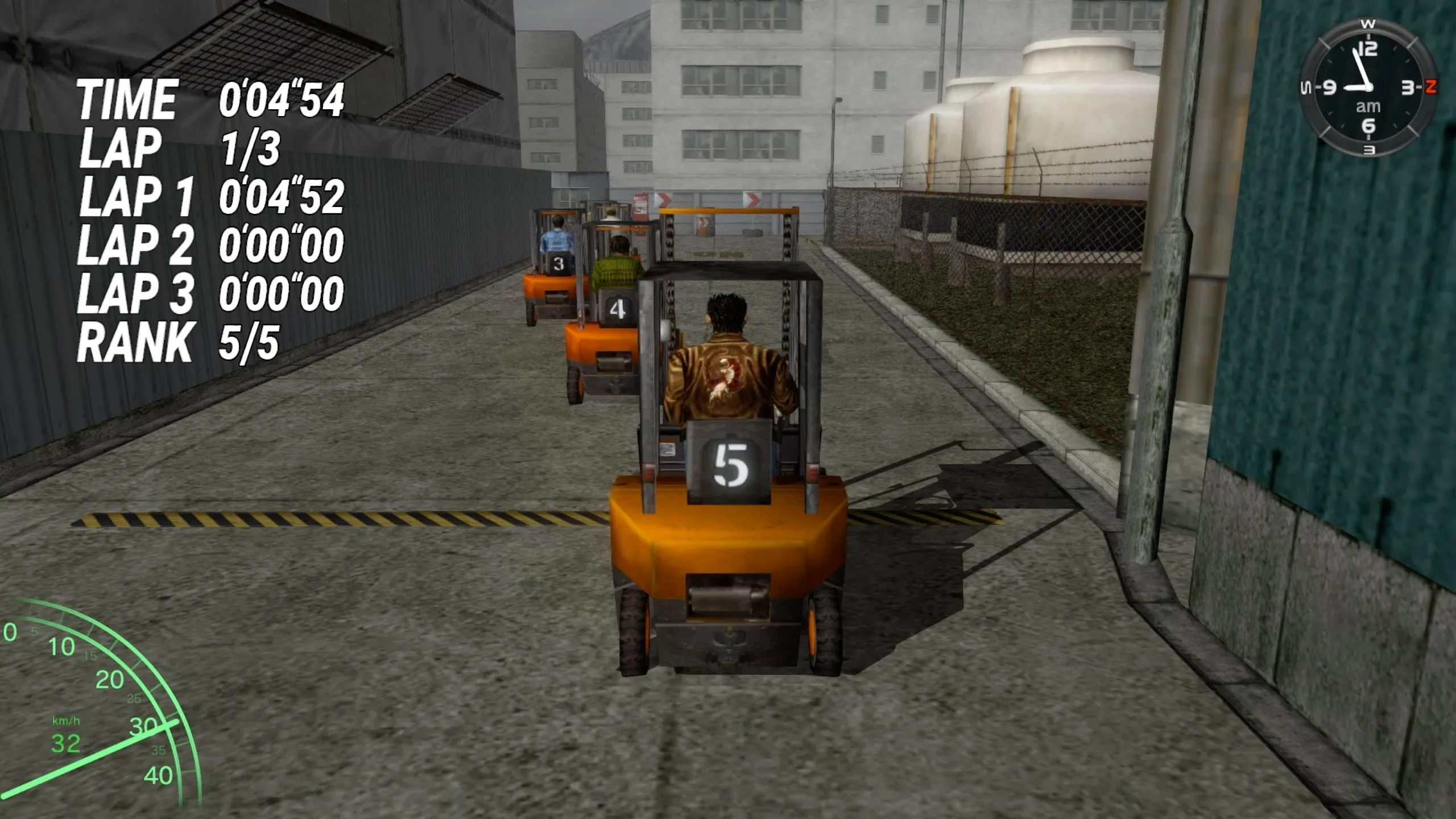 Cảnh đua xe nâng trong game Shenmue, minh họa thế giới mở sống động