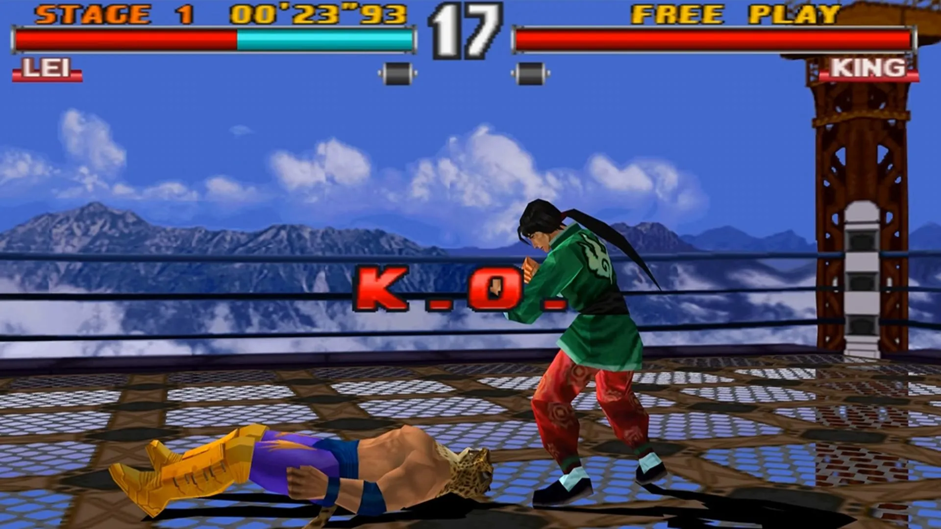 Cảnh kết thúc một trận đấu giữa King và Lei trong tựa game đối kháng Tekken 2