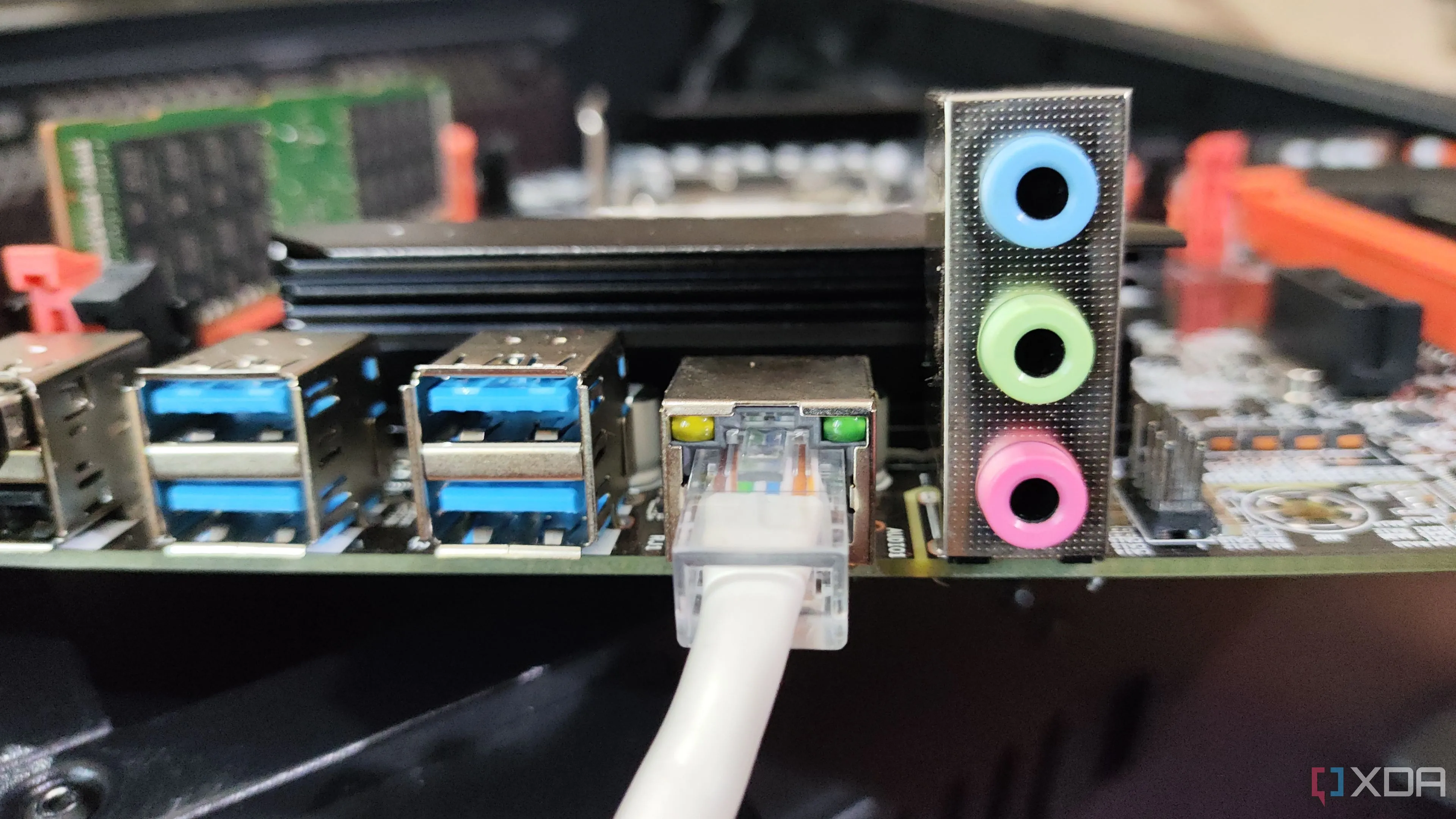 Cáp Ethernet kết nối vào cổng RJ45, biểu tượng của sự ổn định và kết nối mạng đáng tin cậy cho tường lửa tự xây dựng.