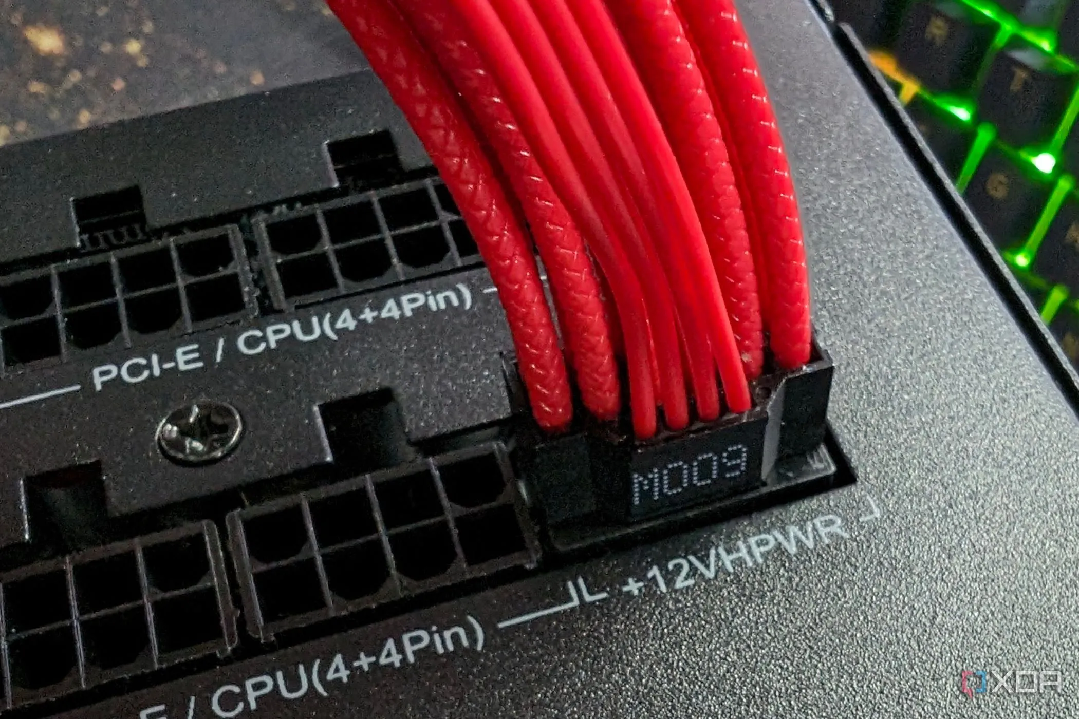 Cáp nguồn 12VHPWR được cắm vào bộ nguồn PSU