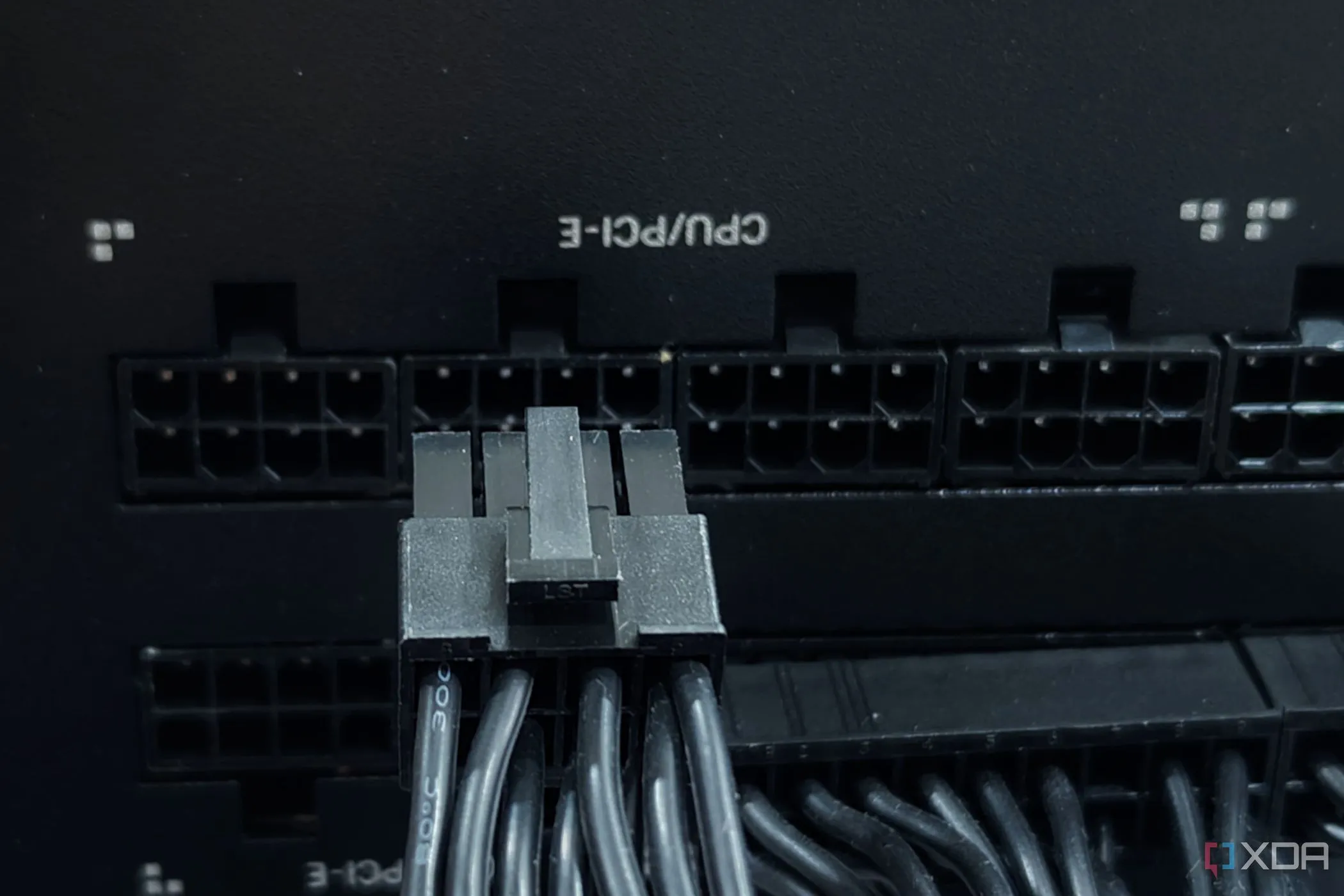 Cáp PCIe 8-pin đang được kết nối với bộ nguồn máy tính