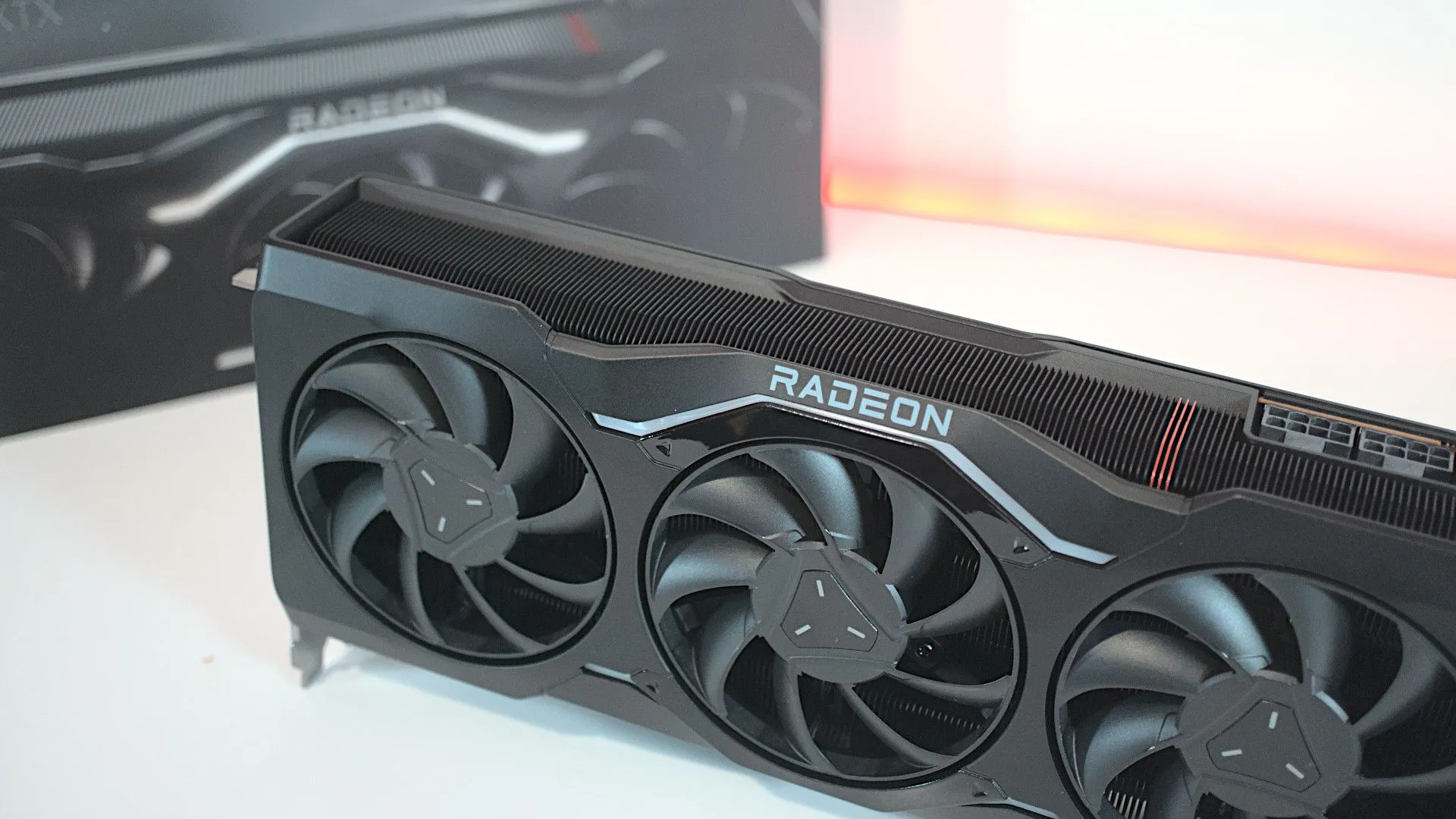 Card AMD Radeon RX 7900 XTX tham chiếu, minh họa cho công nghệ FSR 4 sắp tới