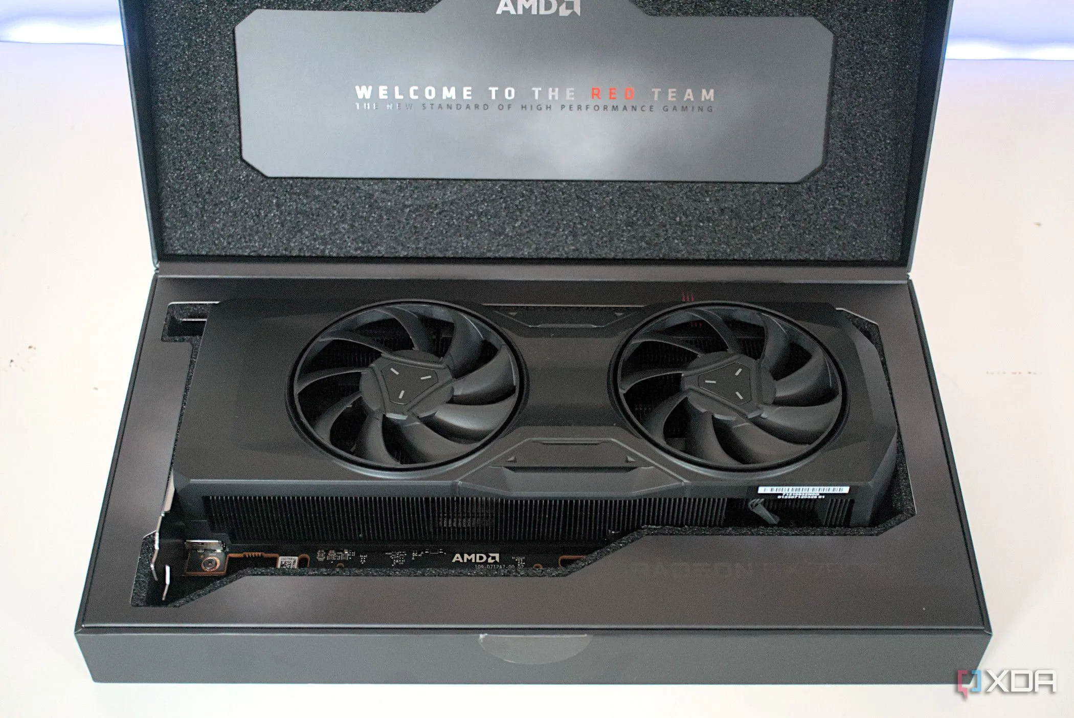 Card đồ họa AMD Radeon RX 7800 XT trong bao bì, lựa chọn tốt cho game thủ tìm kiếm GPU cũ