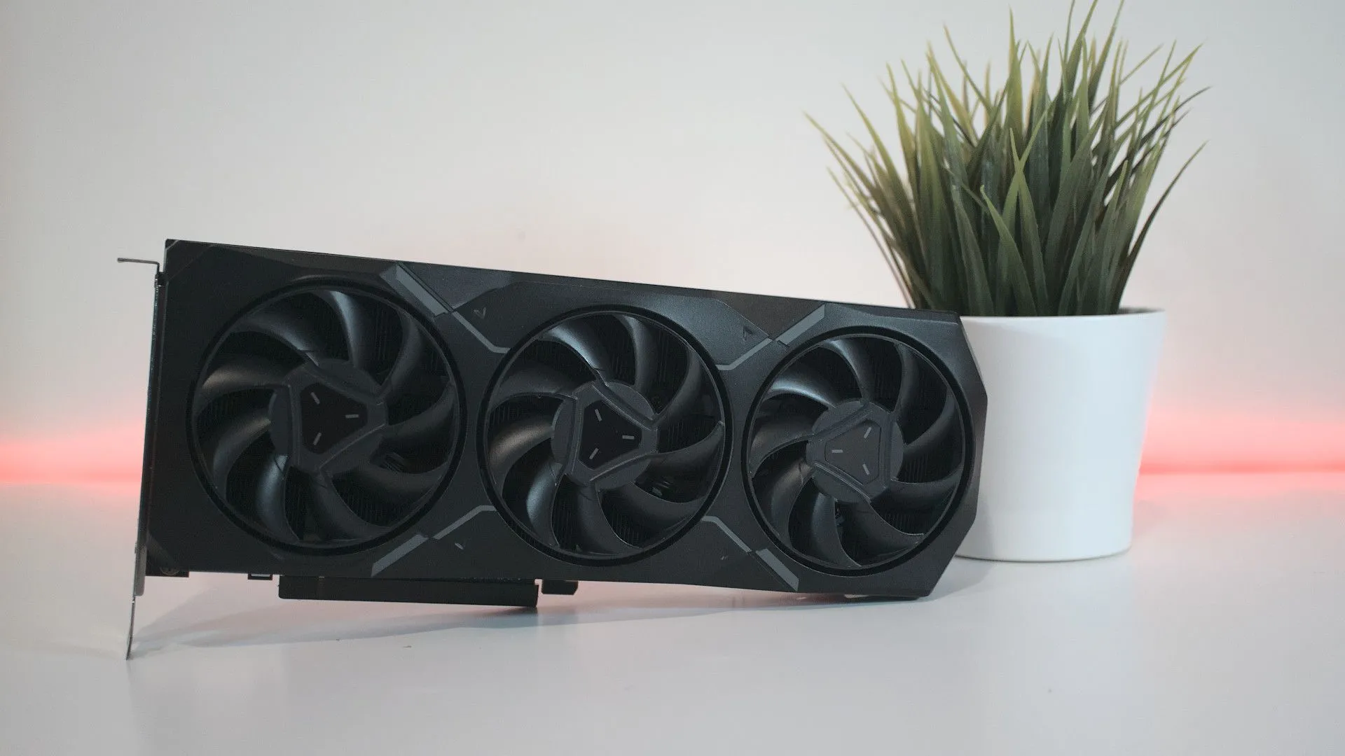 Card đồ họa AMD Radeon RX 7900 XT phiên bản tham chiếu, minh chứng cho việc Resizable BAR là cách đơn giản để khai thác tối đa sức mạnh GPU mà không cần ép xung phức tạp.