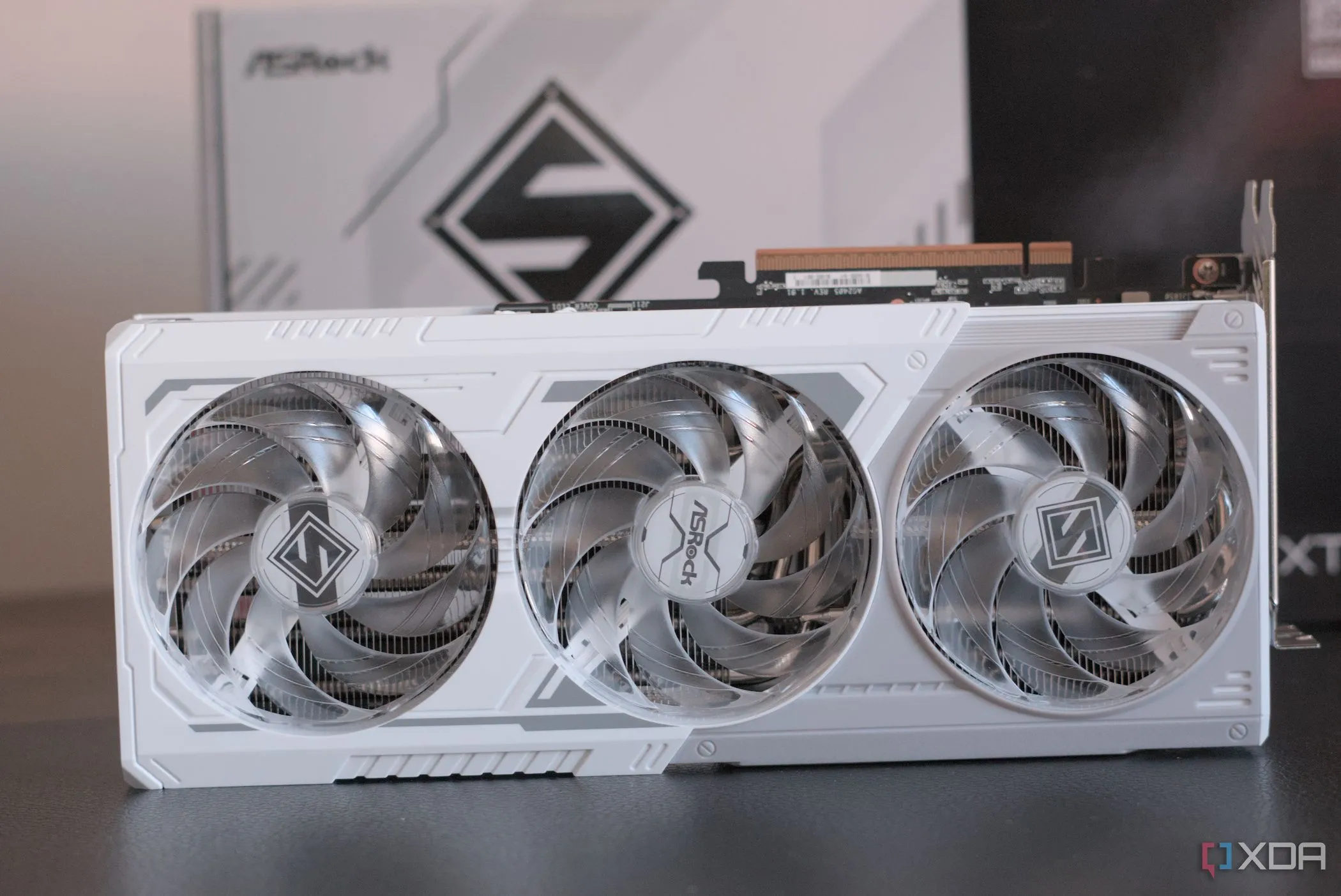 Card đồ họa ASRock Radeon RX 9070 XT Steel Legend, đại diện cho GPU hiện đại thường trang bị nhiều cổng DisplayPort để tối ưu hiệu năng chơi game trên PC