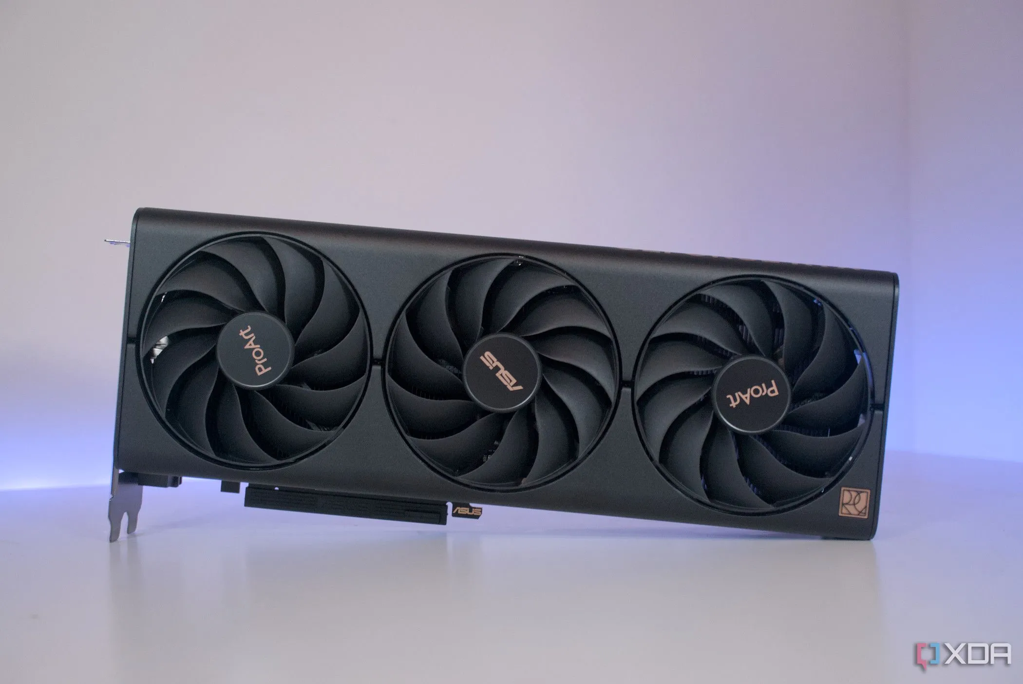 Card đồ họa Asus ProArt GeForce RTX 4060 Ti, minh họa vấn đề VRAM của Nvidia