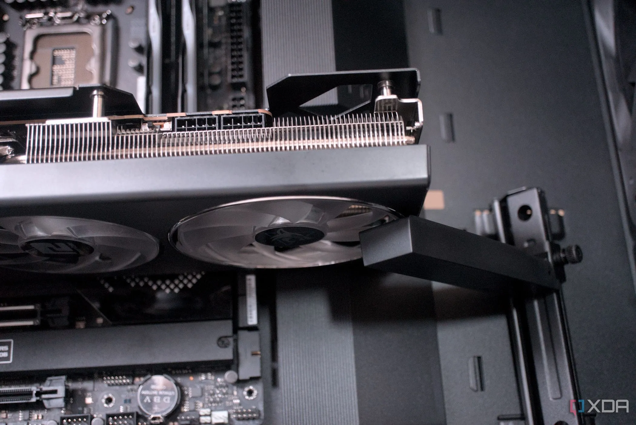 Card đồ họa Asus ProArt PA602 được lắp đặt kèm giá đỡ trong case