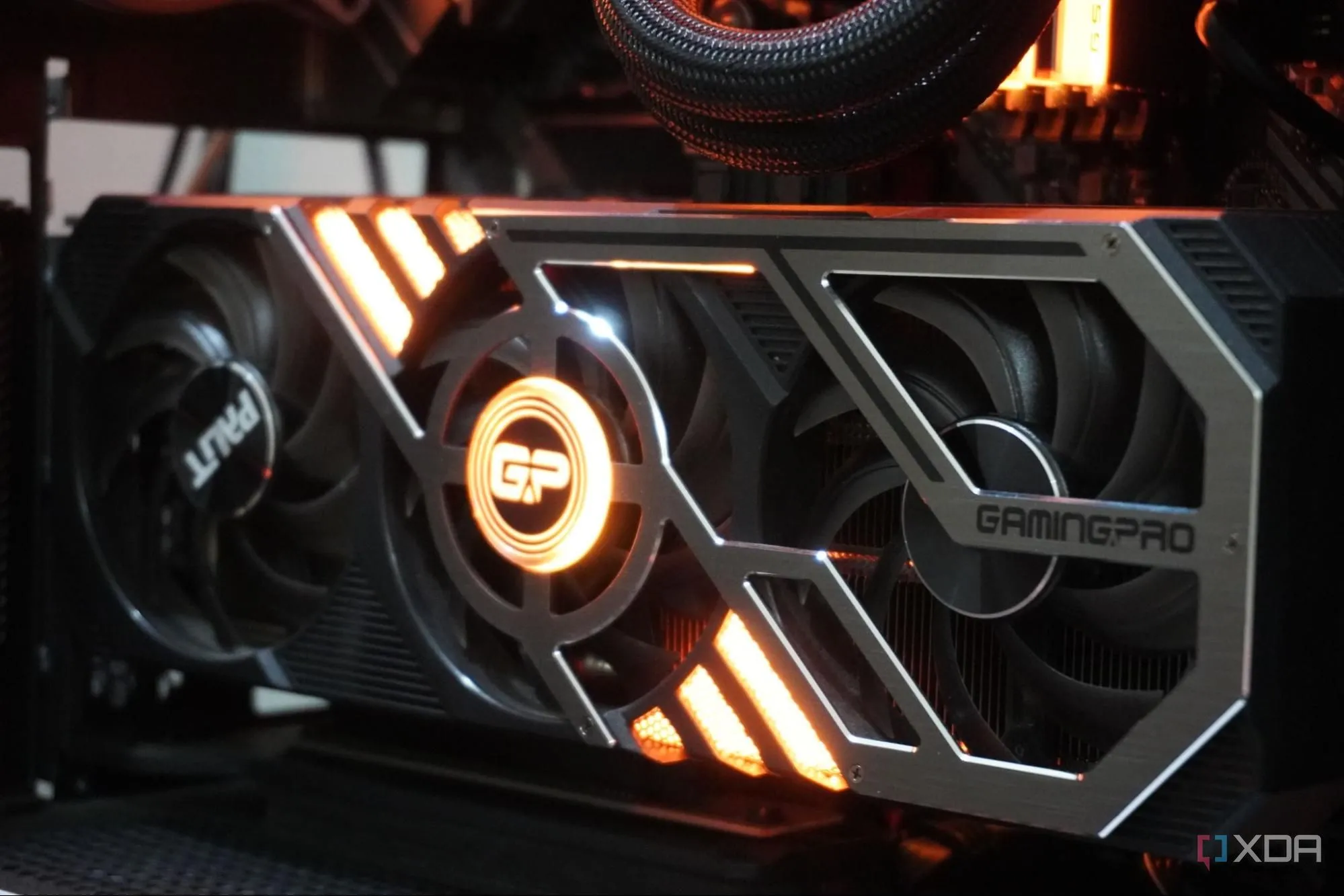 Card đồ họa được lắp đặt dọc trong vỏ case máy tính chơi game, minh họa một cấu hình PC mạnh mẽ sẵn sàng bật với Wake-on-LAN