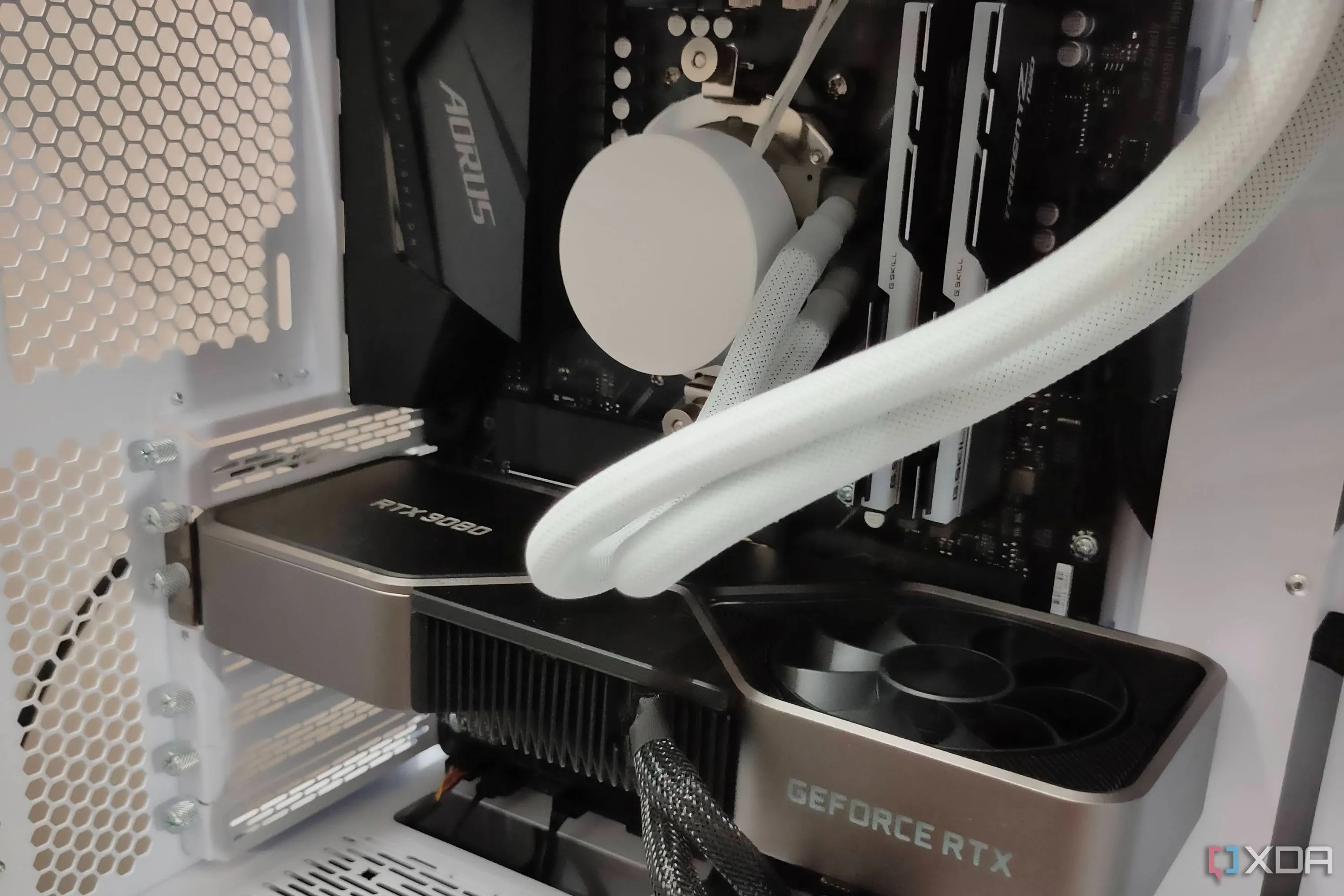 Card đồ họa GeForce RTX 3080 FE được lắp đặt trong một PC chơi game màu trắng, thể hiện hiệu năng đồ họa cao cấp.