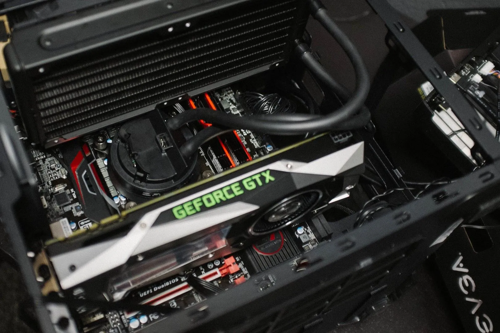 Card đồ họa GTX 1070 Founder's Edition được lắp đặt trong máy tính, cho thấy dấu hiệu của hệ thống tản nhiệt có thể đã cũ.