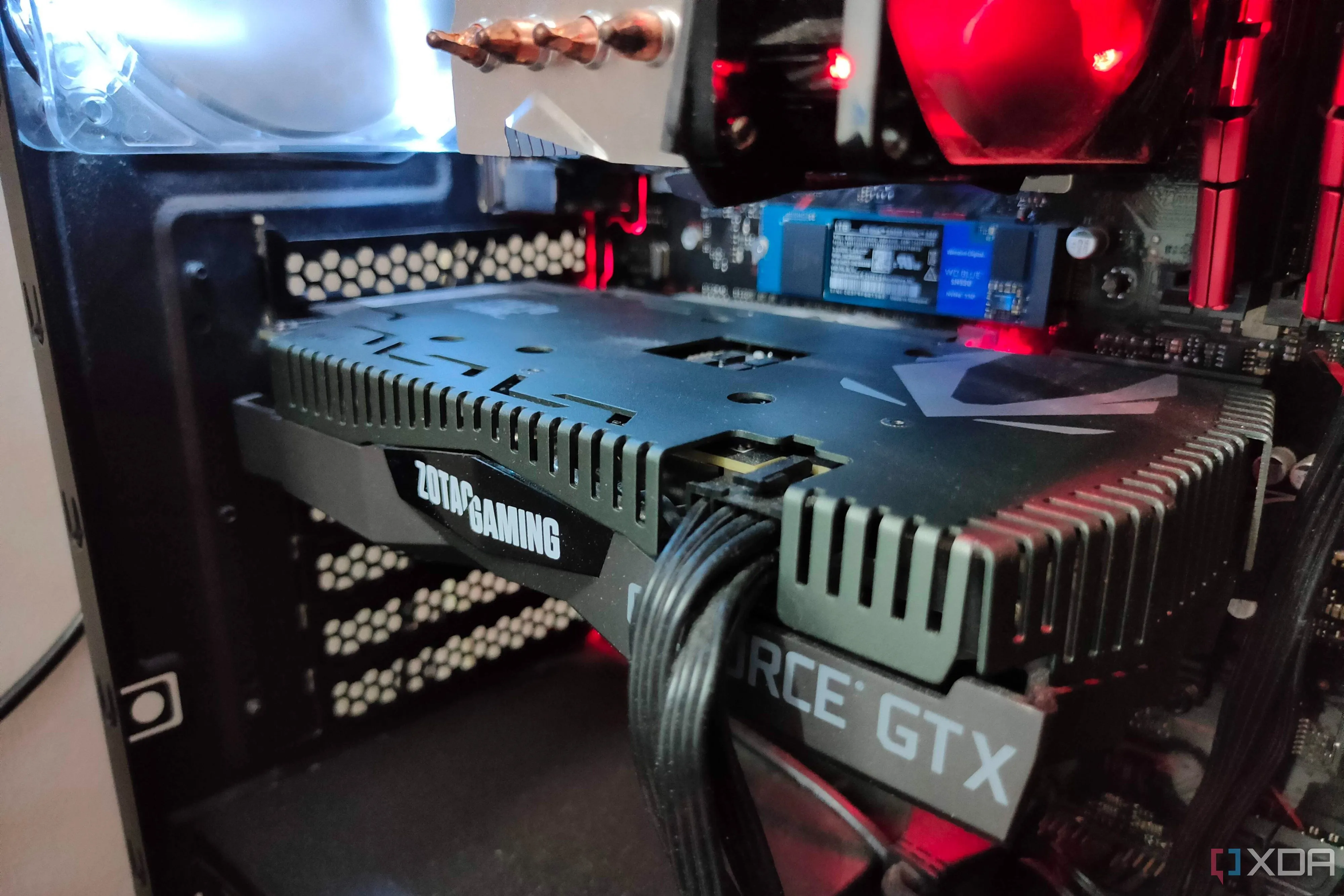 Card đồ họa GTX 1660 Ti bên trong một bộ PC gaming