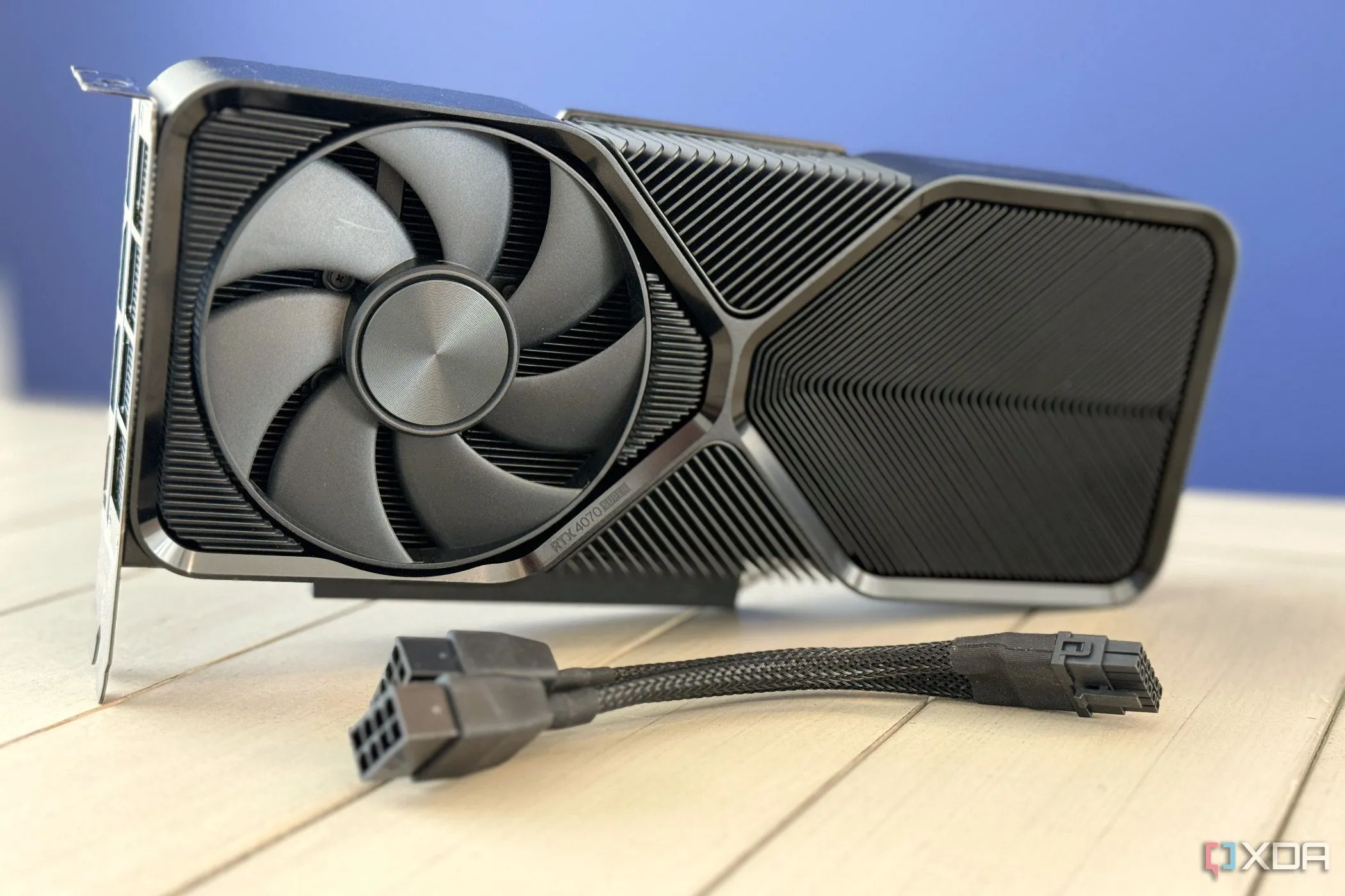 Card đồ họa Nvidia GeForce RTX 4070 Super Founders Edition cùng adapter nguồn PCIe