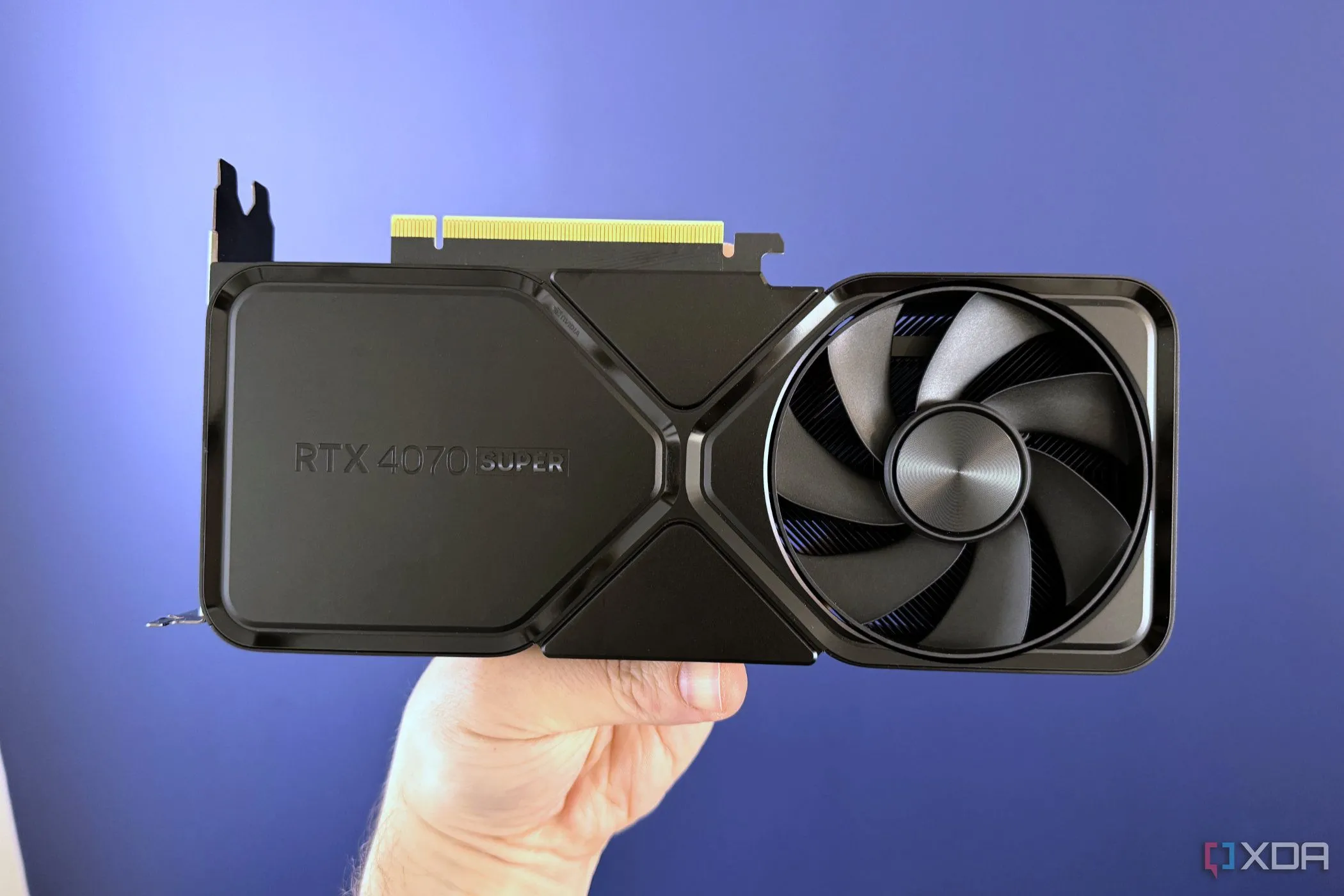 Card đồ họa Nvidia GeForce RTX 4070 SUPER Founders Edition, đại diện cho những công nghệ GPU tiên tiến giúp tối ưu hiệu suất gaming và giảm độ trễ.