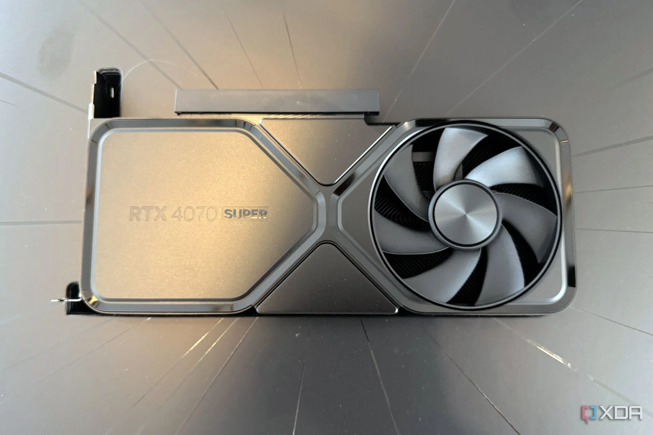 Card đồ họa NVIDIA GeForce RTX 4070 Super Founder's Edition trong bao bì, một lựa chọn nâng cấp GPU lý tưởng để cải thiện hiệu suất chơi game.
