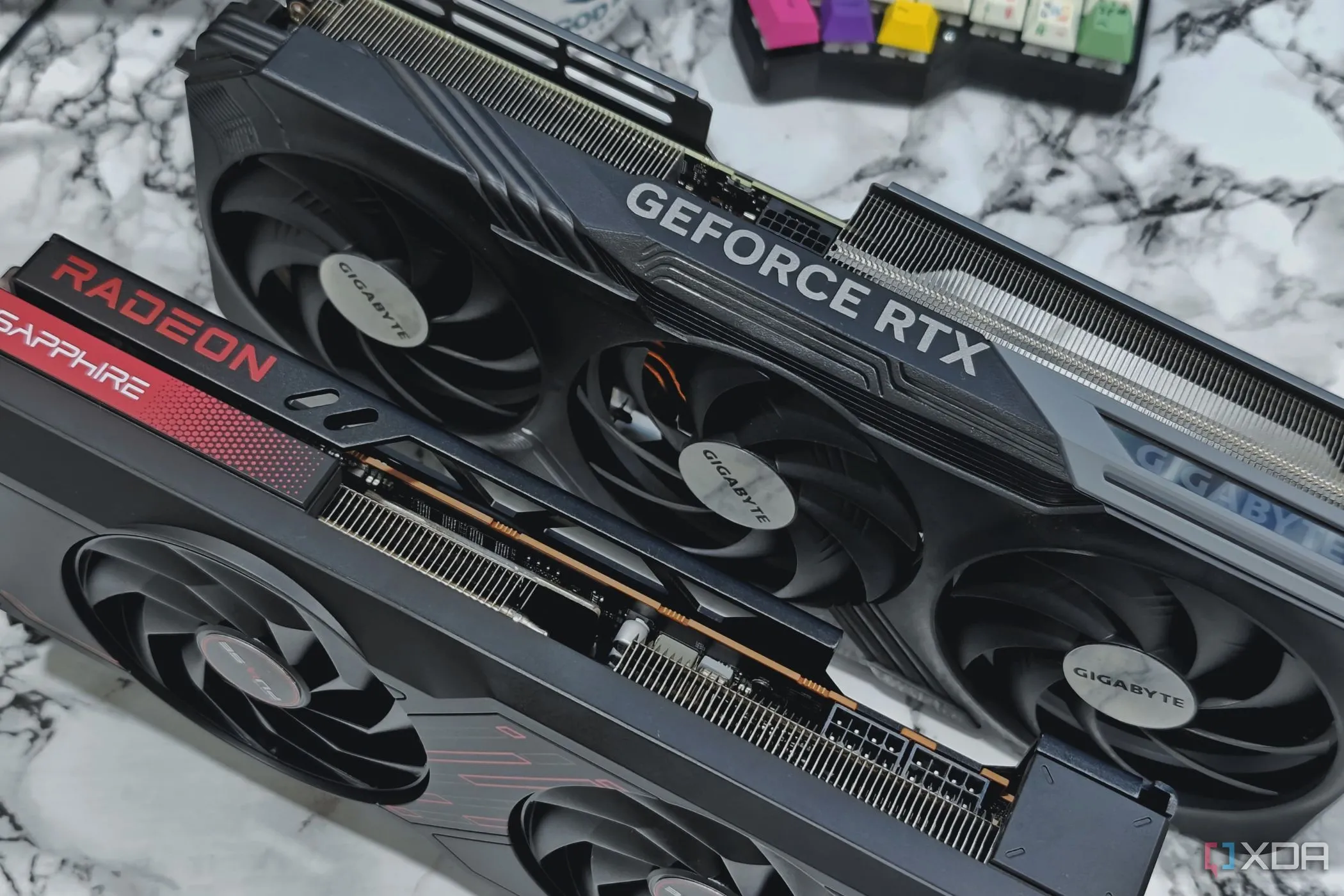 Card đồ họa Nvidia GeForce RTX 4070 Ti và Radeon 7700XT