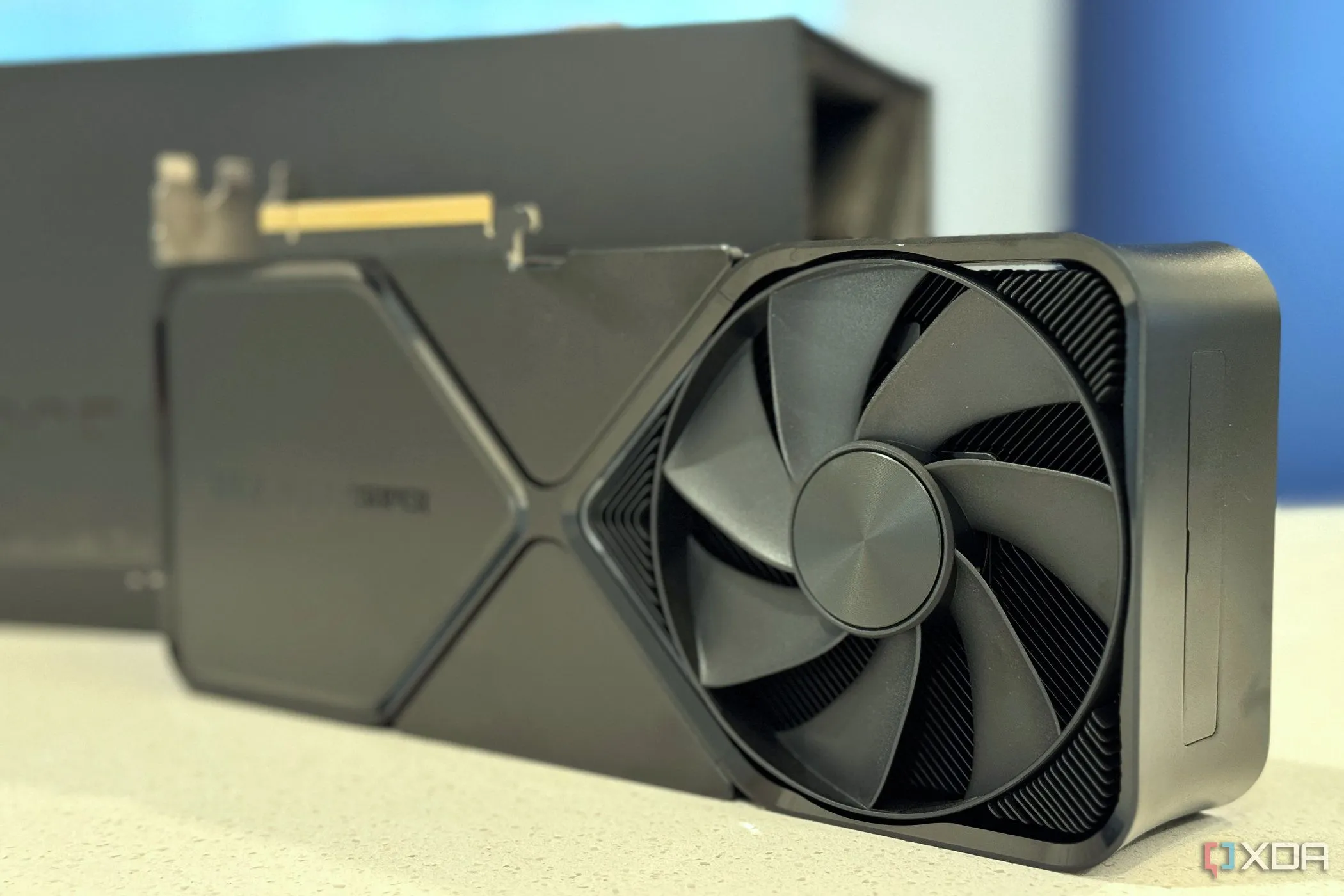Card đồ họa NVIDIA GeForce RTX 4080 Super FE dựng đứng, minh họa cho linh kiện PC cao cấp với lợi nhuận giảm dần
