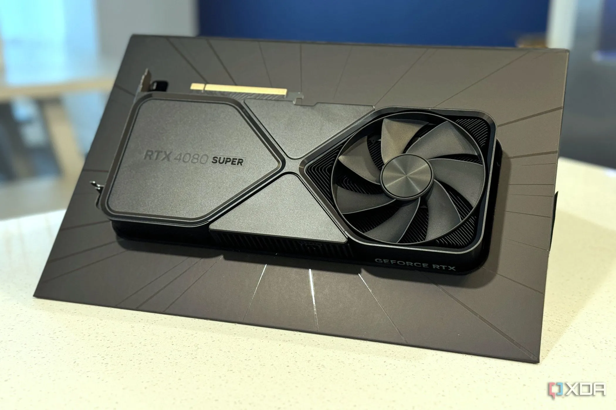 Card đồ họa NVIDIA GeForce RTX 4080 Super FE mới trong hộp, tượng trưng cho linh kiện PC cao cấp