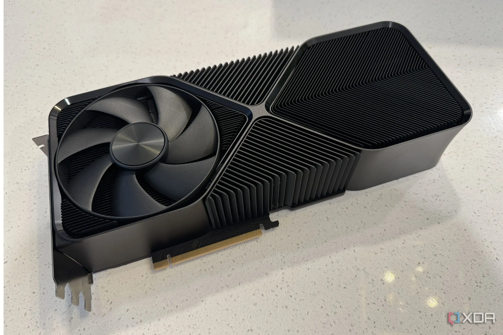 Card đồ họa Nvidia GeForce RTX 4080 Super Founders Edition nhìn từ cạnh dưới
