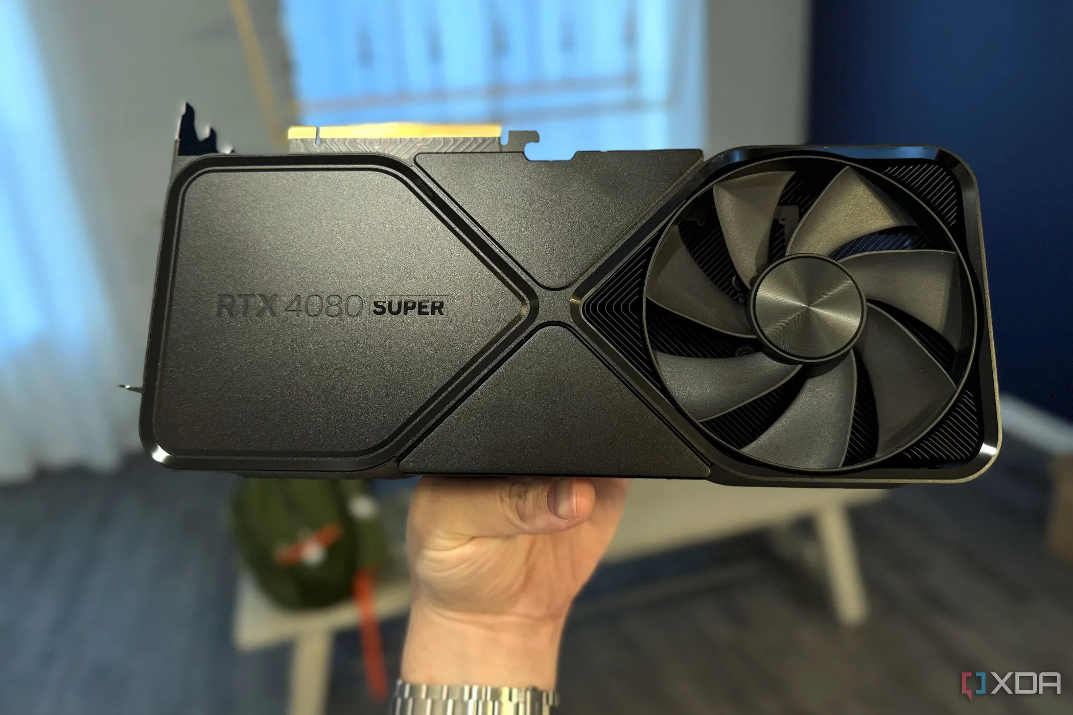 Card đồ họa Nvidia GeForce RTX 4080 Super Founders Edition trên tay người dùng, thể hiện sự cao cấp của dòng sản phẩm