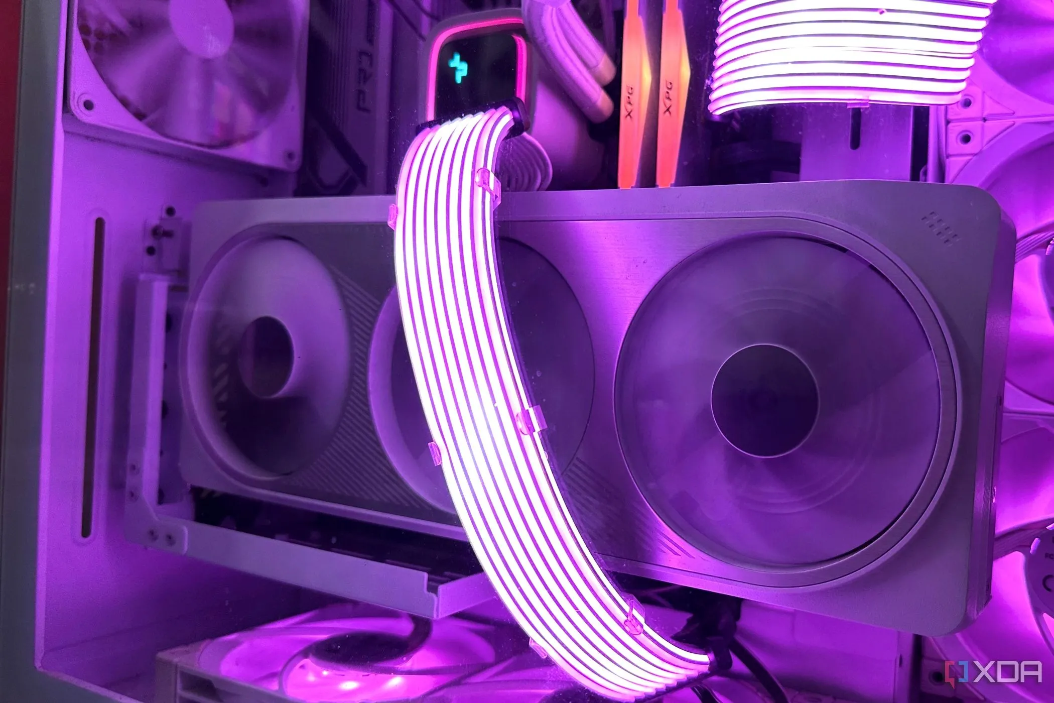 Card đồ họa Nvidia RTX 4070 Ti màu trắng với đèn LED RGB, minh họa cho sự thay đổi về hiệu năng và cải tiến thế hệ của GPU gaming