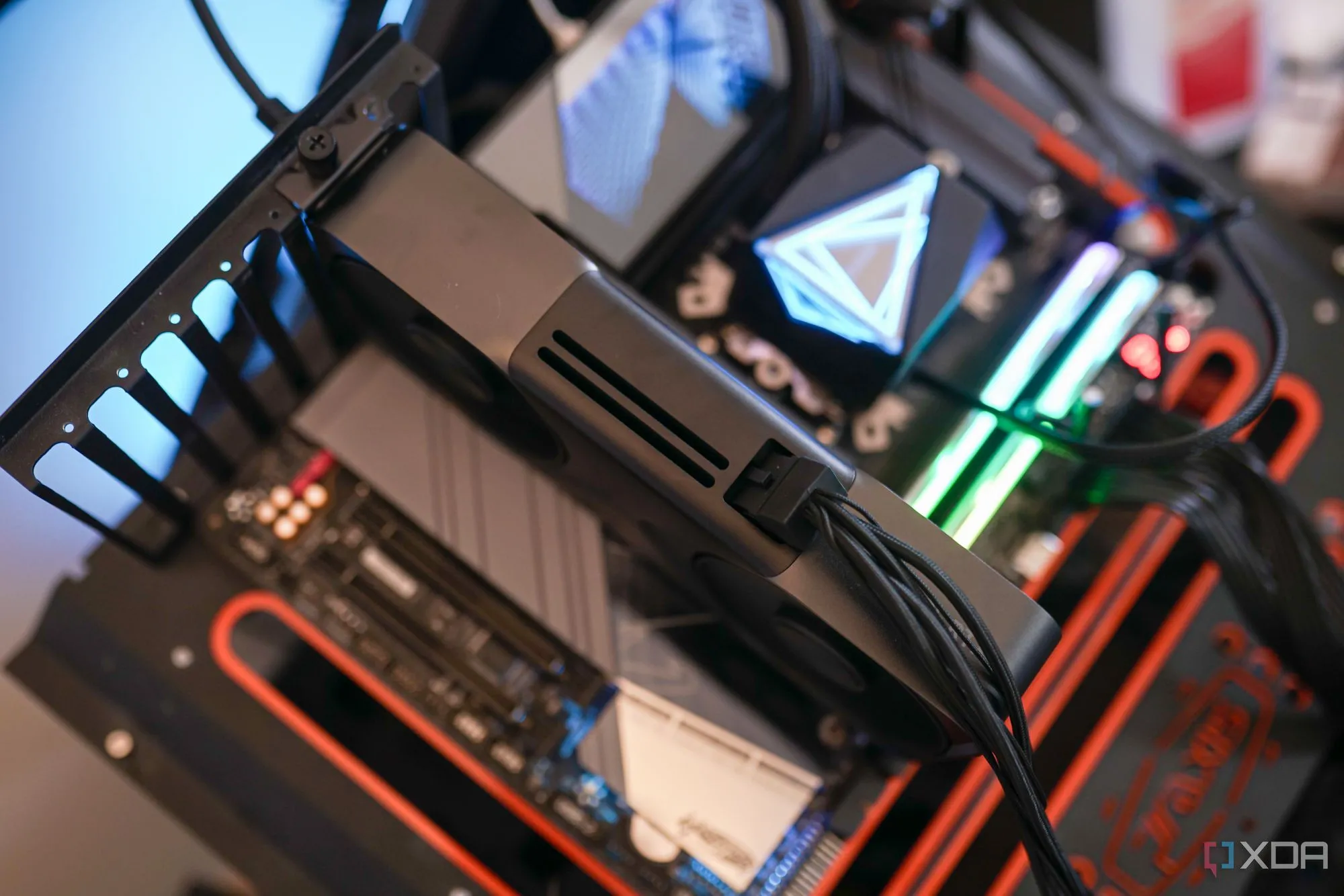 Card đồ họa Nvidia RTX 5070 được lắp đặt trên hệ thống kiểm tra hiệu năng (test bench)