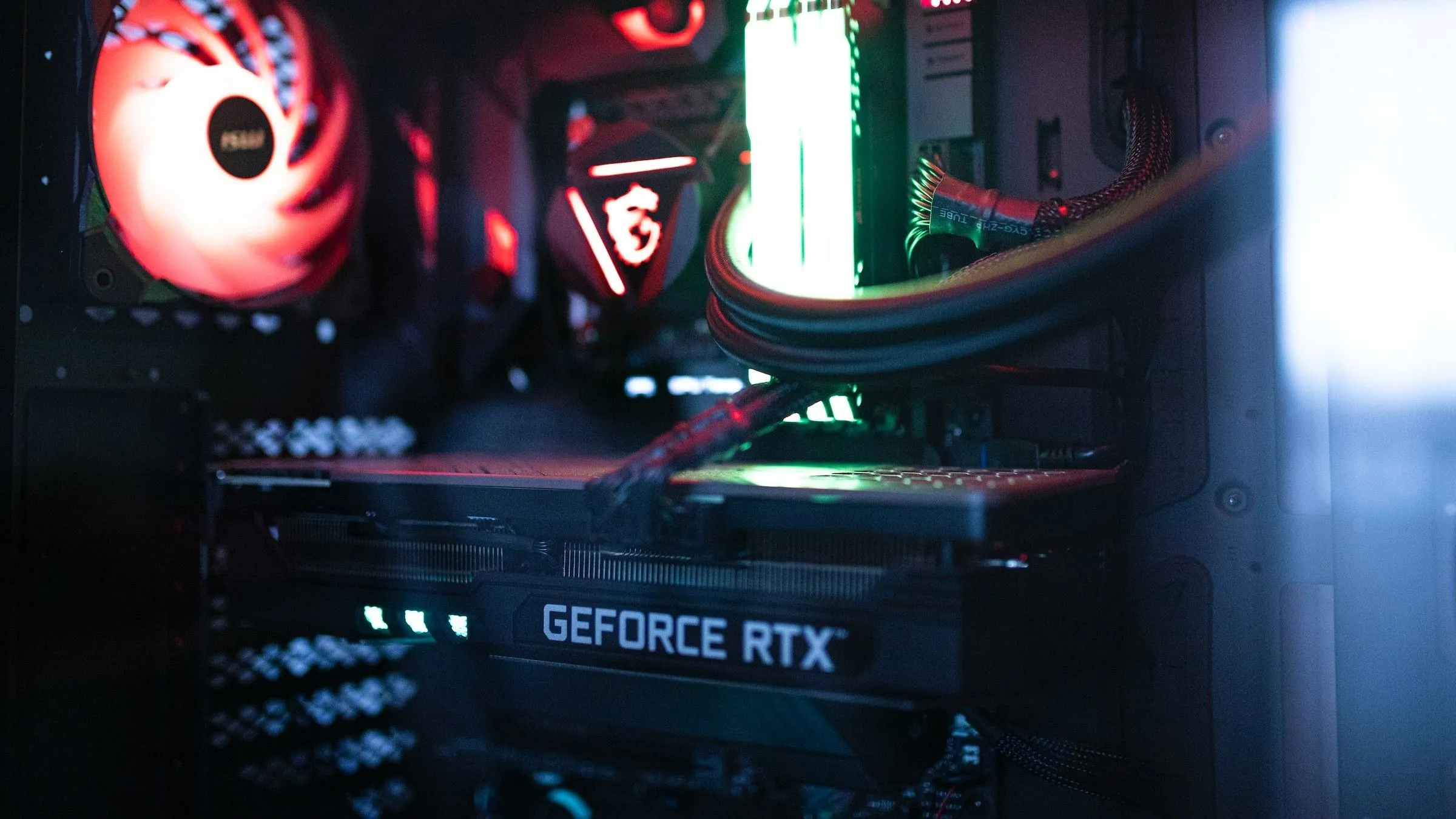 Card đồ họa Nvidia tích hợp trong dàn PC gaming, thể hiện công nghệ dò tia Ray Tracing