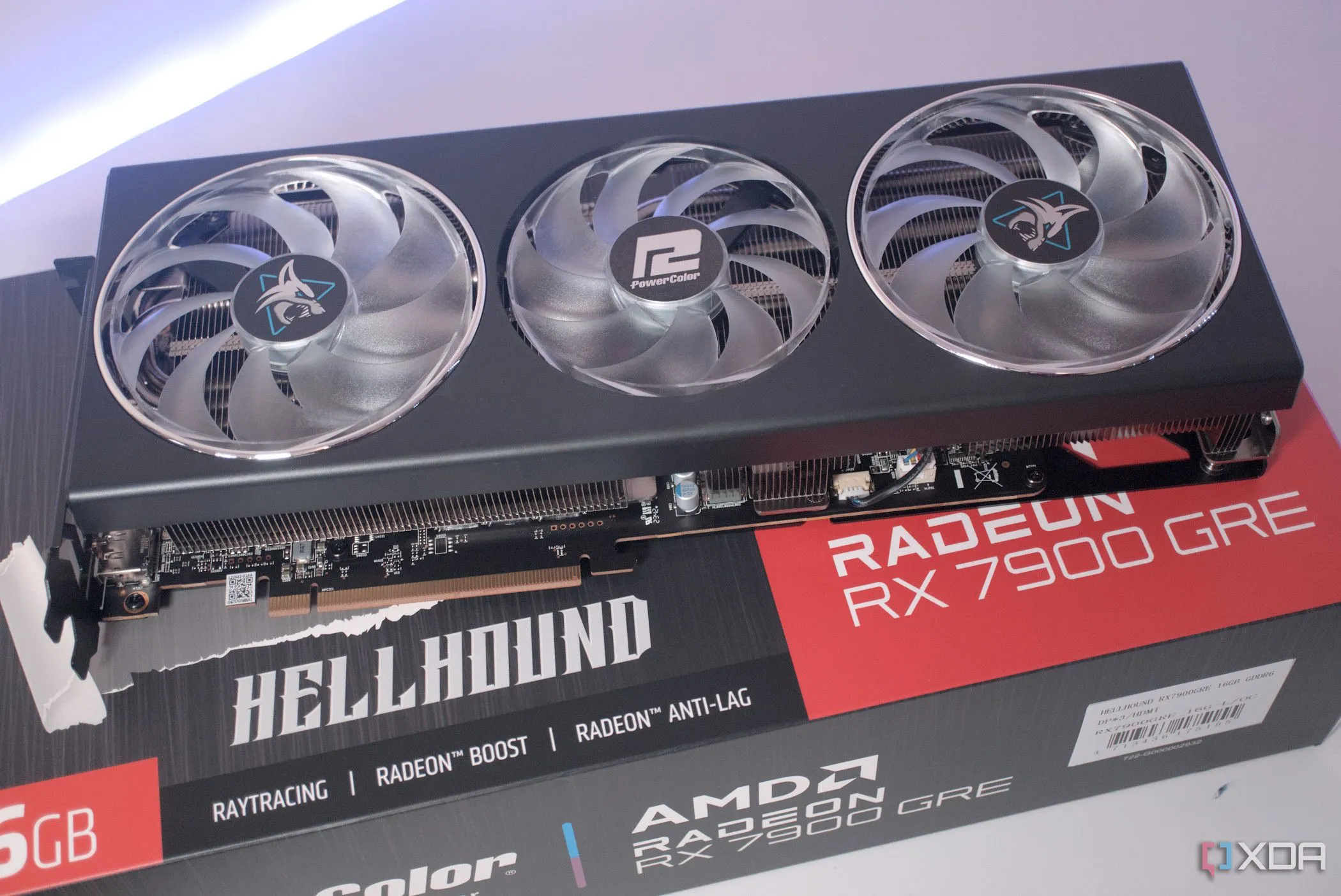 Card đồ họa PowerColor Hellhound Radeon RX 7900 GRE, minh họa dòng GPU Radeon của AMD và vấn đề driver