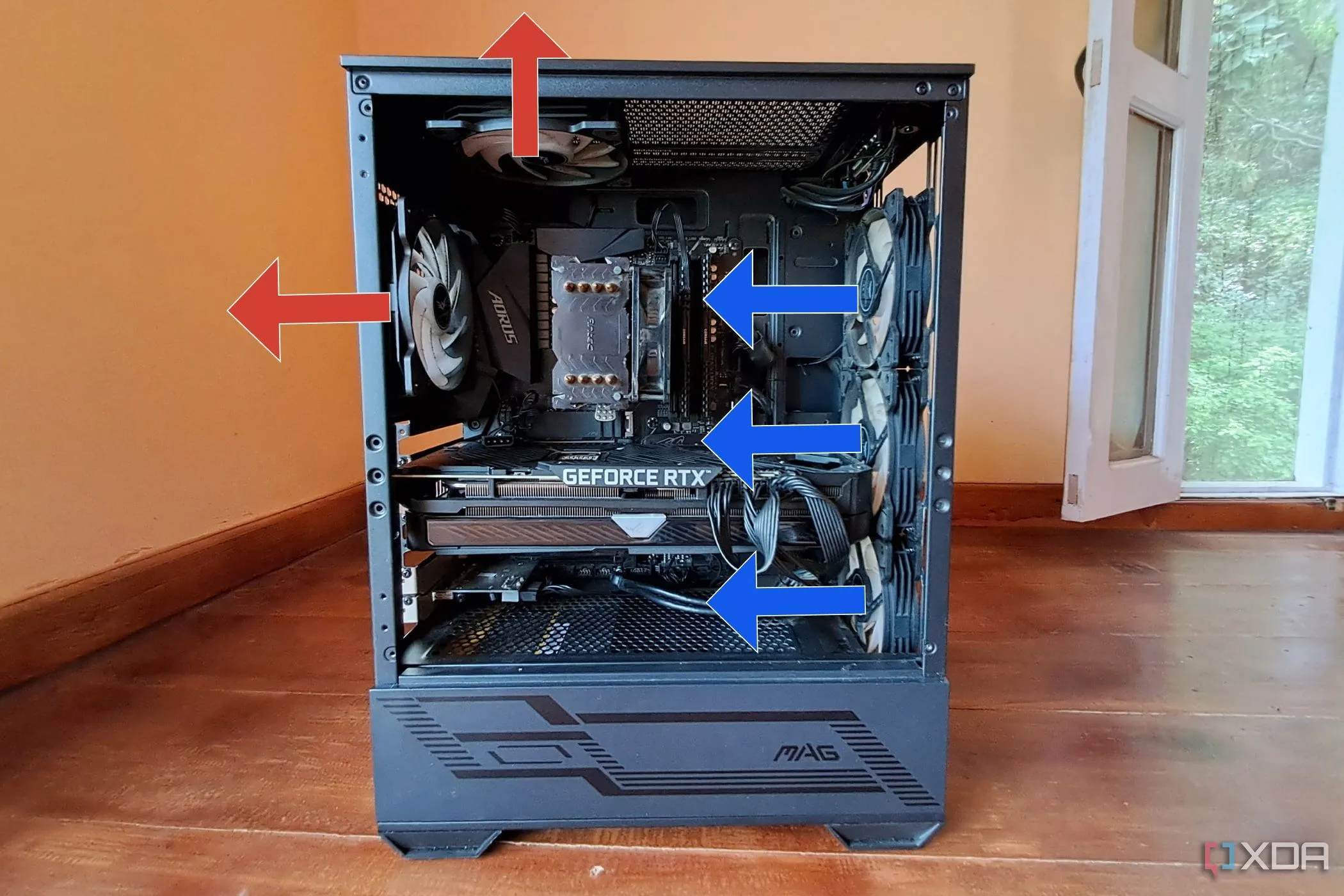 Case MSI MAG Forge 110R với ba quạt hút và hai quạt thổi, thể hiện cấu hình quạt cân bằng.