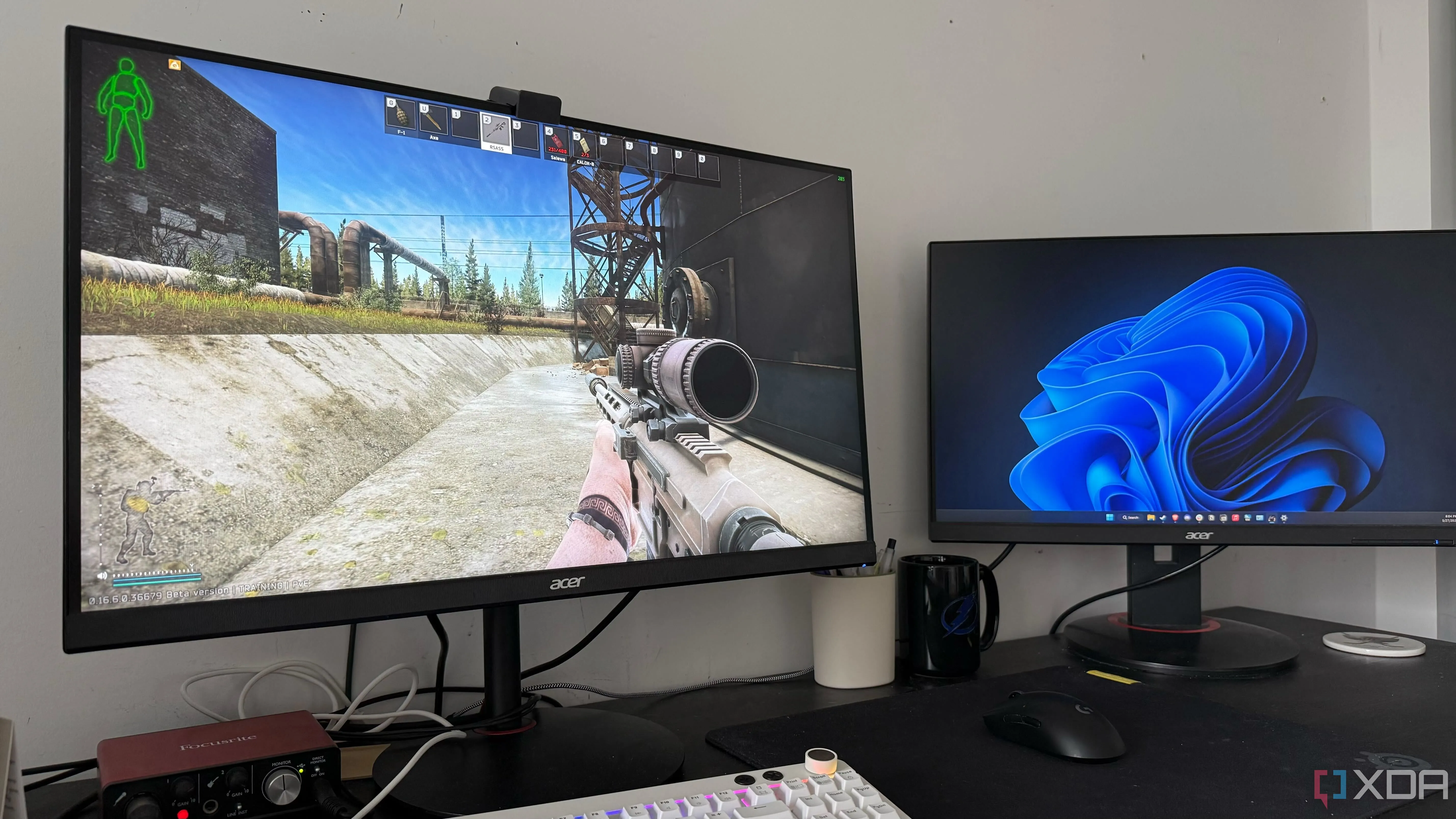 Cấu hình máy tính chơi game với hai màn hình, minh họa việc cần Windows cho các tựa game không hỗ trợ Linux
