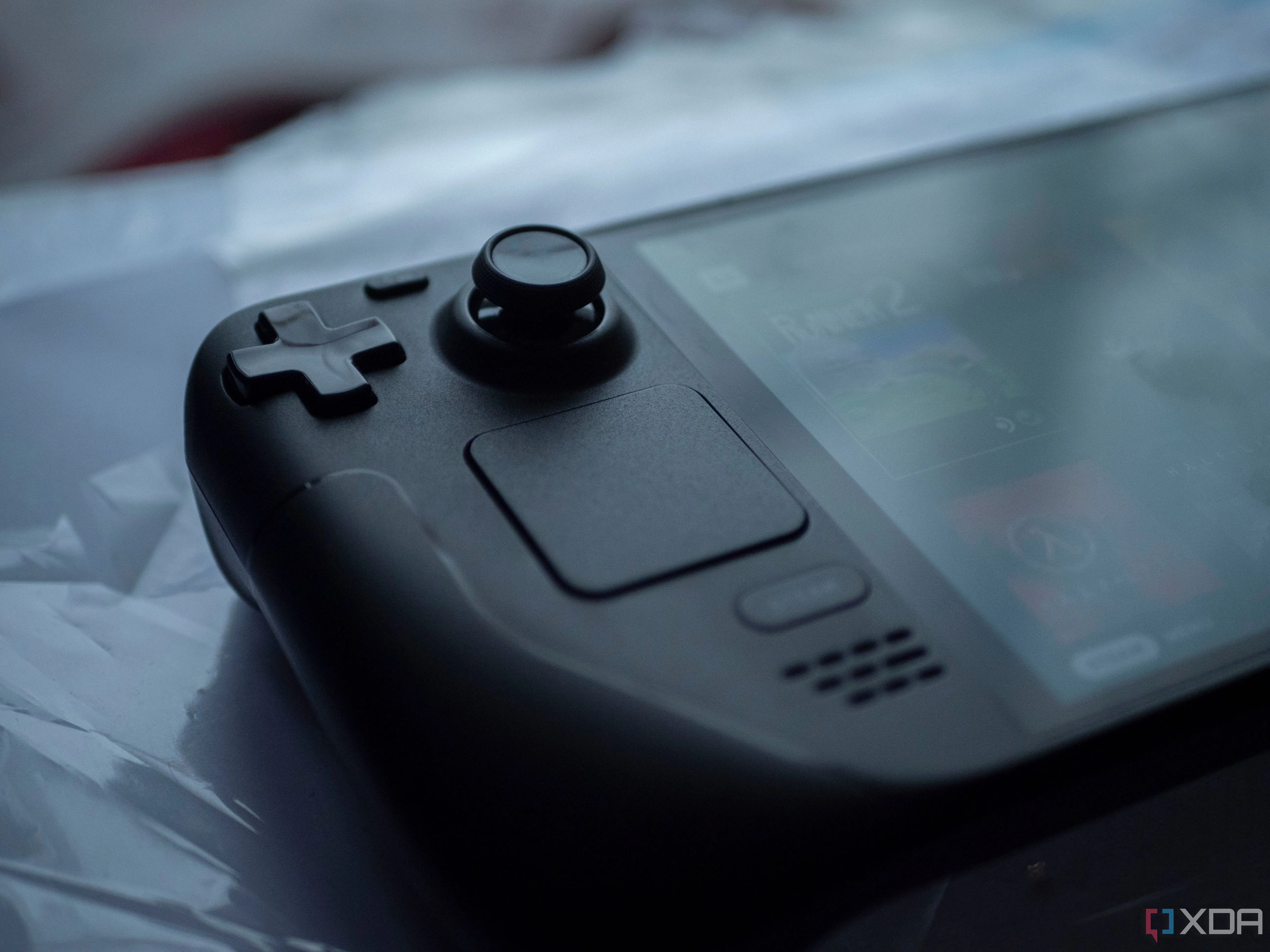 Chi tiết các nút điều khiển joystick và D-pad trên Steam Deck OLED, cho thấy trải nghiệm chơi game linh hoạt