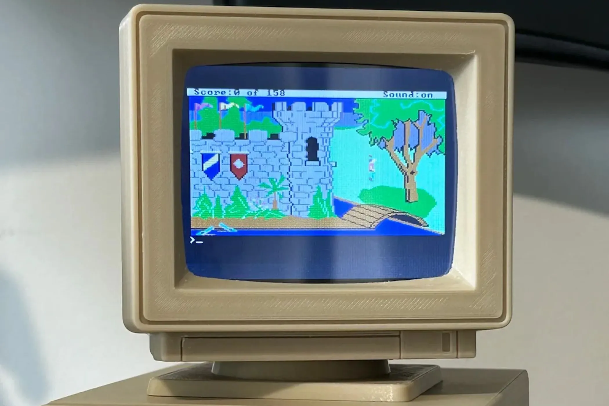 Chiếc Raspberry Pi được lắp trong vỏ case máy tính retro, đang chạy game King thông qua hệ điều hành Lakka, thể hiện khả năng biến thiết bị thành PC game retro