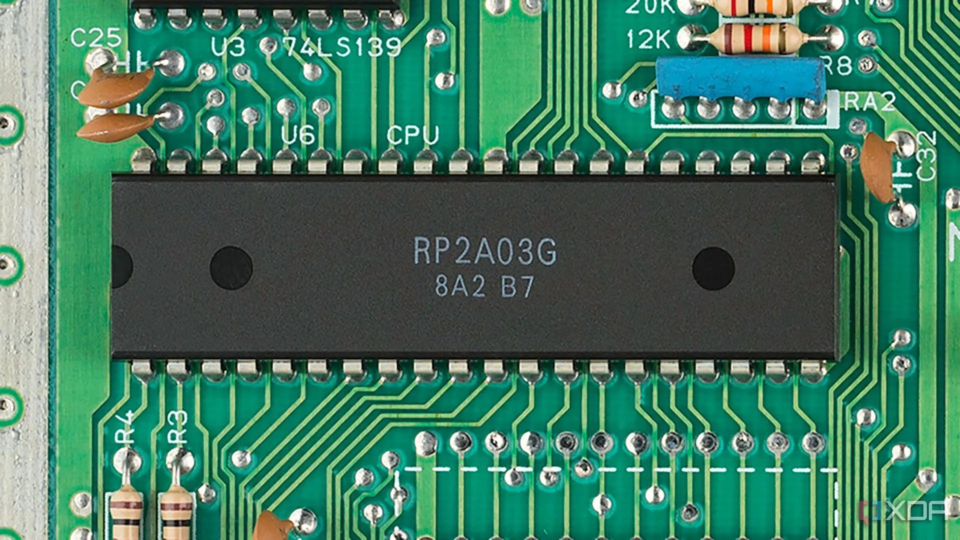 Chip CPU Ricoh dựa trên MOS Technology 6502, bộ não xử lý của NES